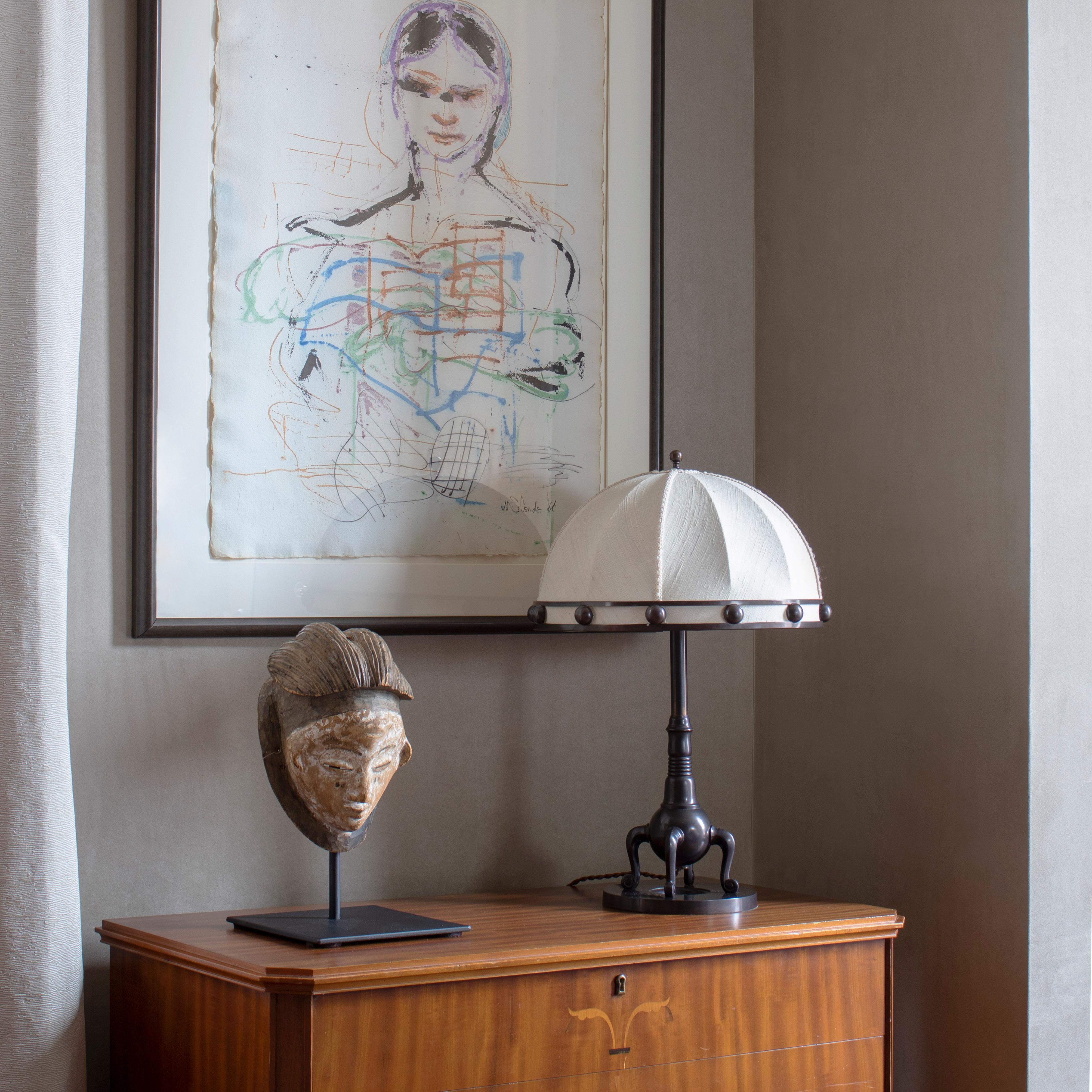 XX secolo Designer sconosciuto, un'insolita lampada da tavolo svedese in ottone patinato Art Deco in vendita