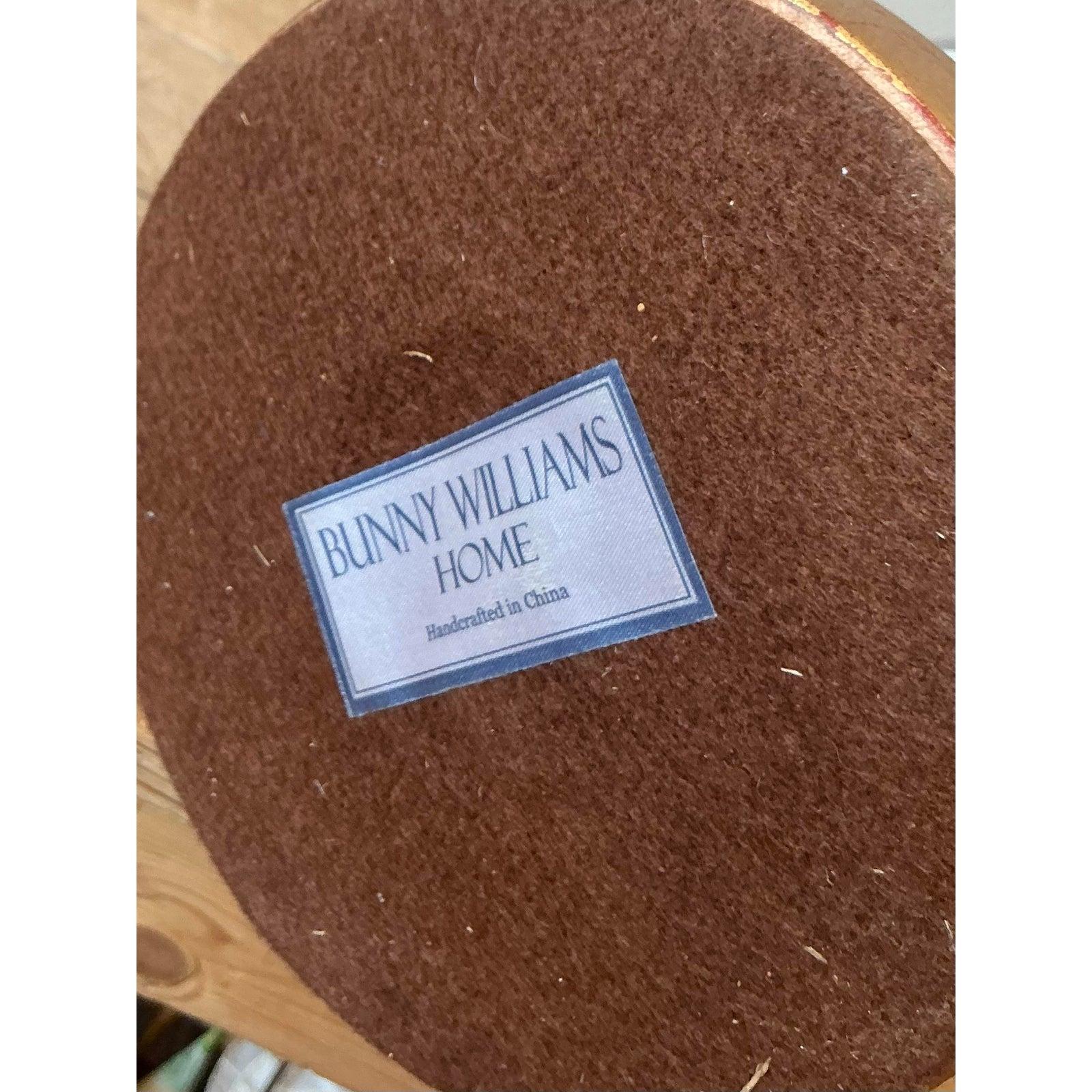 Este excepcional par de lámparas de mesa vintage ofrece un contraste dinámico y una geometría sofisticada, personificando la energía gráfica de la era Moderna de mediados de siglo. Cada lámpara presenta un cuerpo de cerámica alargado y ovalado