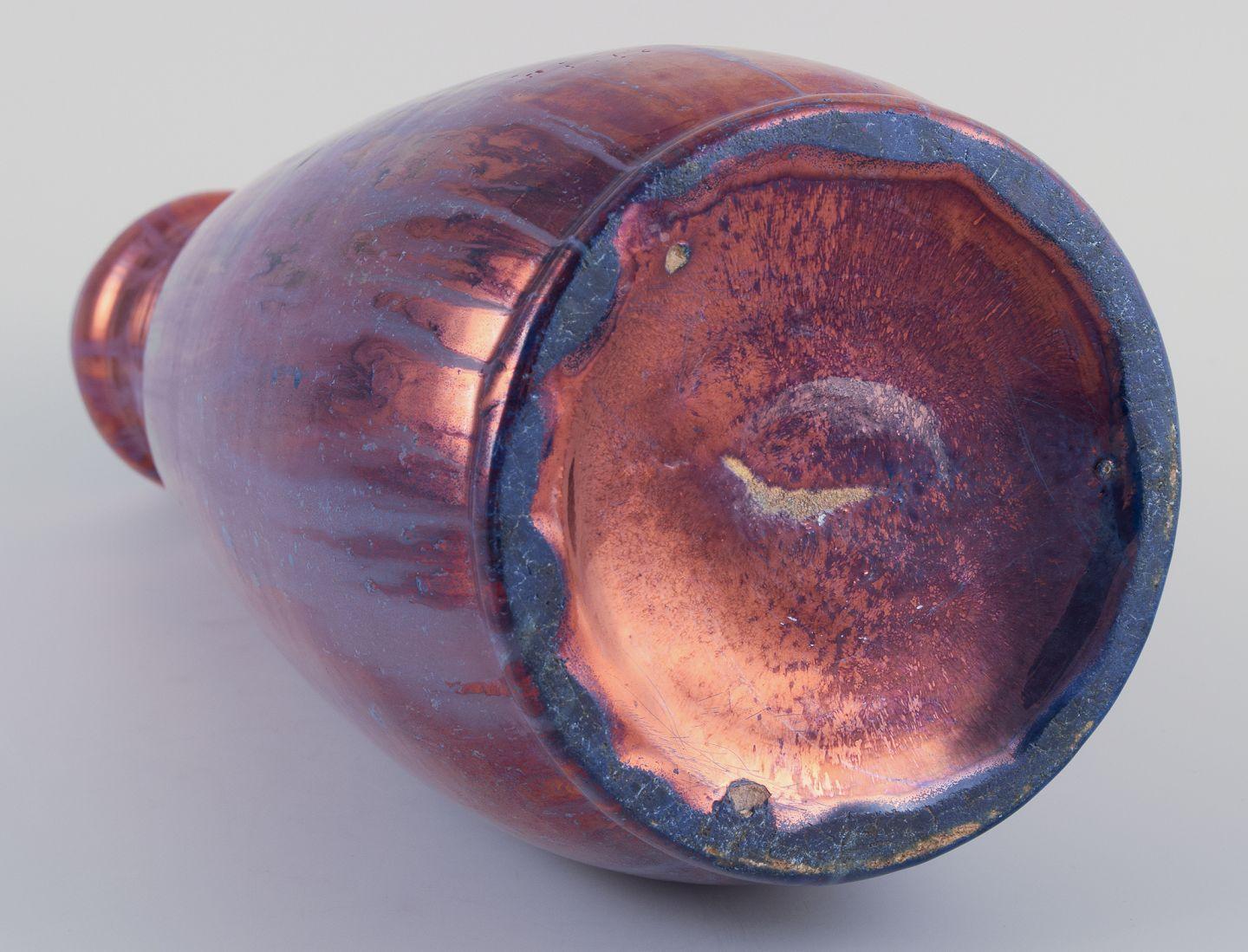 Milieu du XXe siècle Céramiste français inconnu. Grand vase en céramique à glaçure éosine. Ca. 1930s en vente