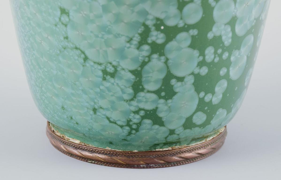 Unknown French ceramicist. Vase of stoneware. Crystal glaze in green tones. In condizioni buone in vendita a København, Copenhagen