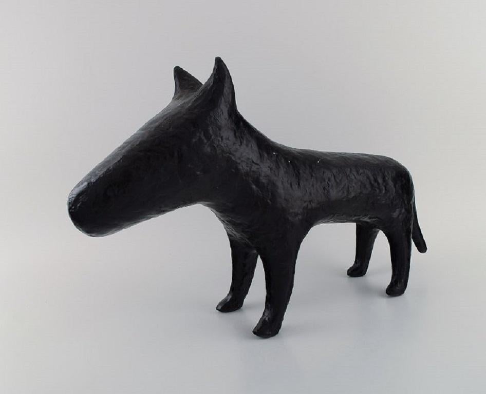 Créateur français inconnu. Grande sculpture en grès émaillé noir. 
Bull terrier anglais. Fin du 20e siècle.
Mesures : 49 x 31 cm.
En parfait état. Rayure superficielle sur un côté.
Estampillé.