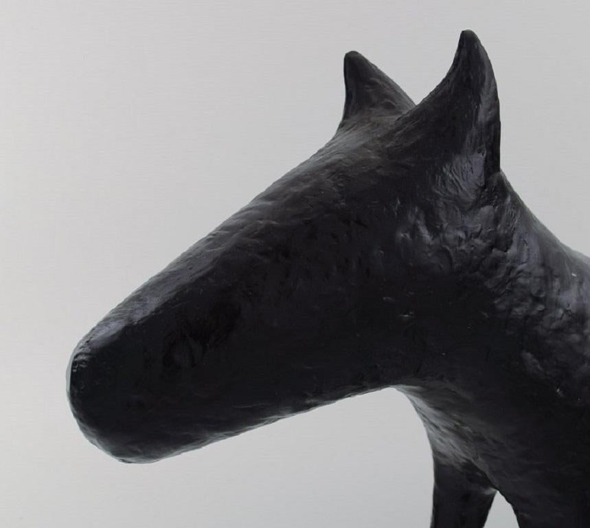20ième siècle Créateur français inconnu, grande sculpture en grès, taureau anglais en vente