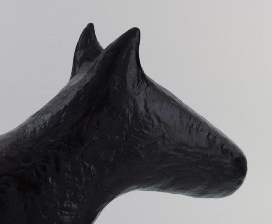 Créateur français inconnu, grande sculpture en grès, taureau anglais en vente 1