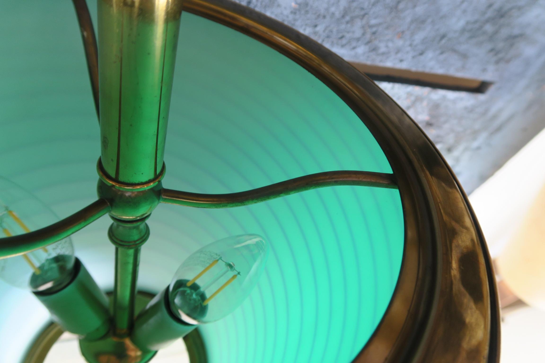 Lampe de table en verre inconnue en laiton en vente 2