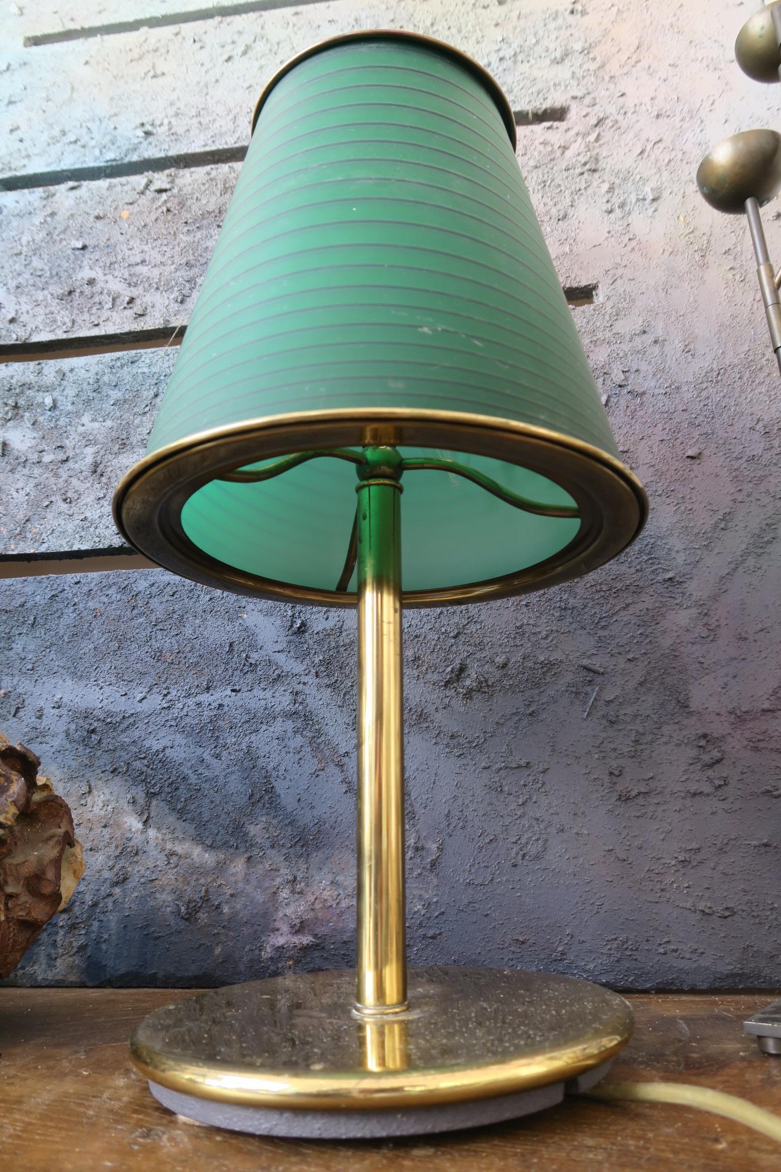 lampe de table scandinave très décorative avec un abat-jour en verre vert et un socle en laiton. La lampe fait une belle lumière et l'état est dans un bon état d'utilisation avec des signes d'utilisation et de l'âge. Il y a quelques taches sur le