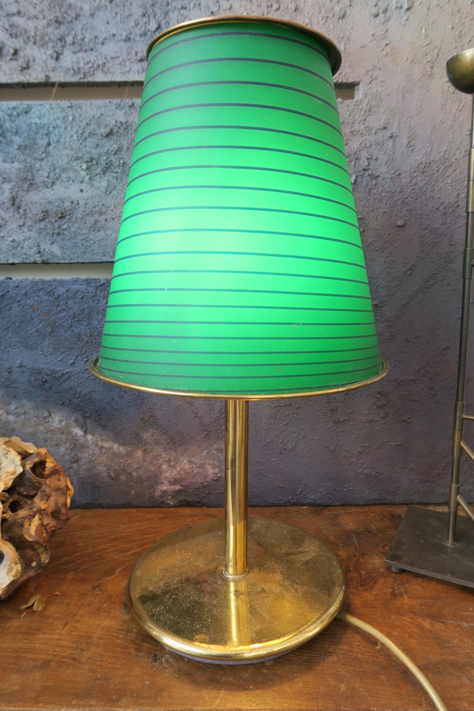 Scandinave moderne Lampe de table en verre inconnue en laiton en vente