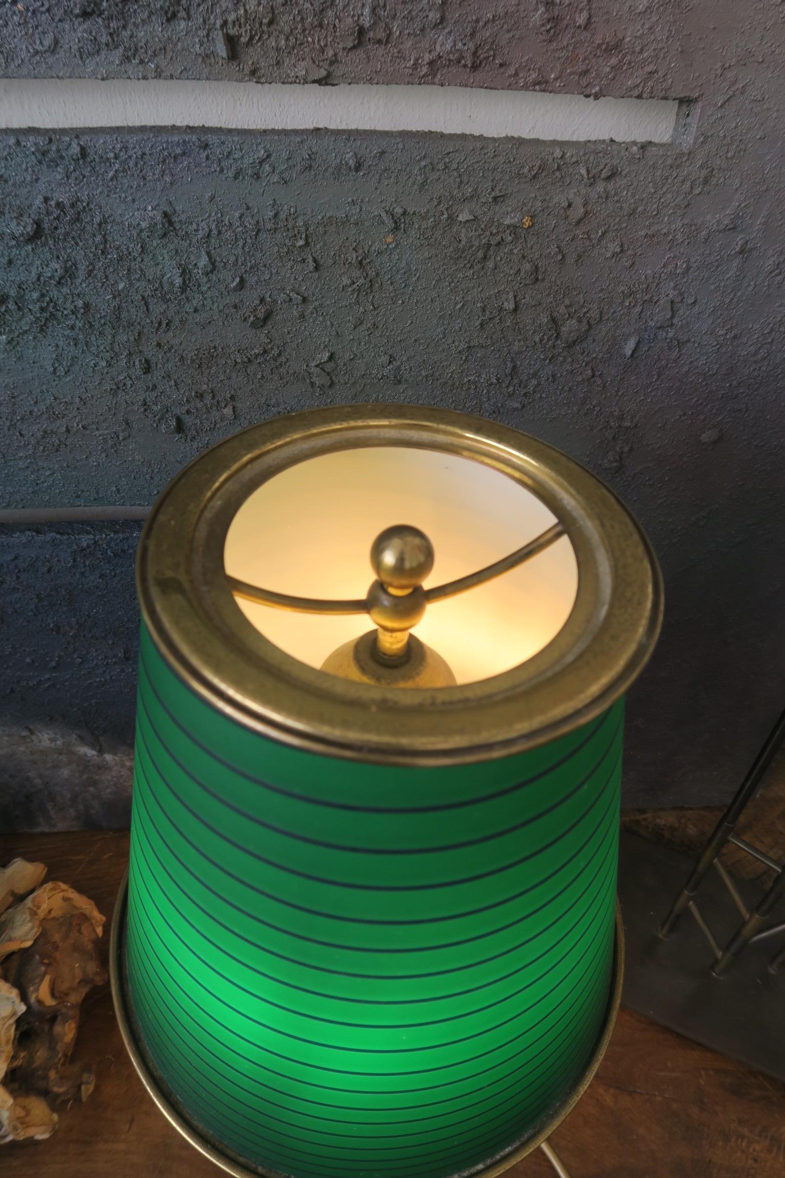 Scandinave Lampe de table en verre inconnue en laiton en vente