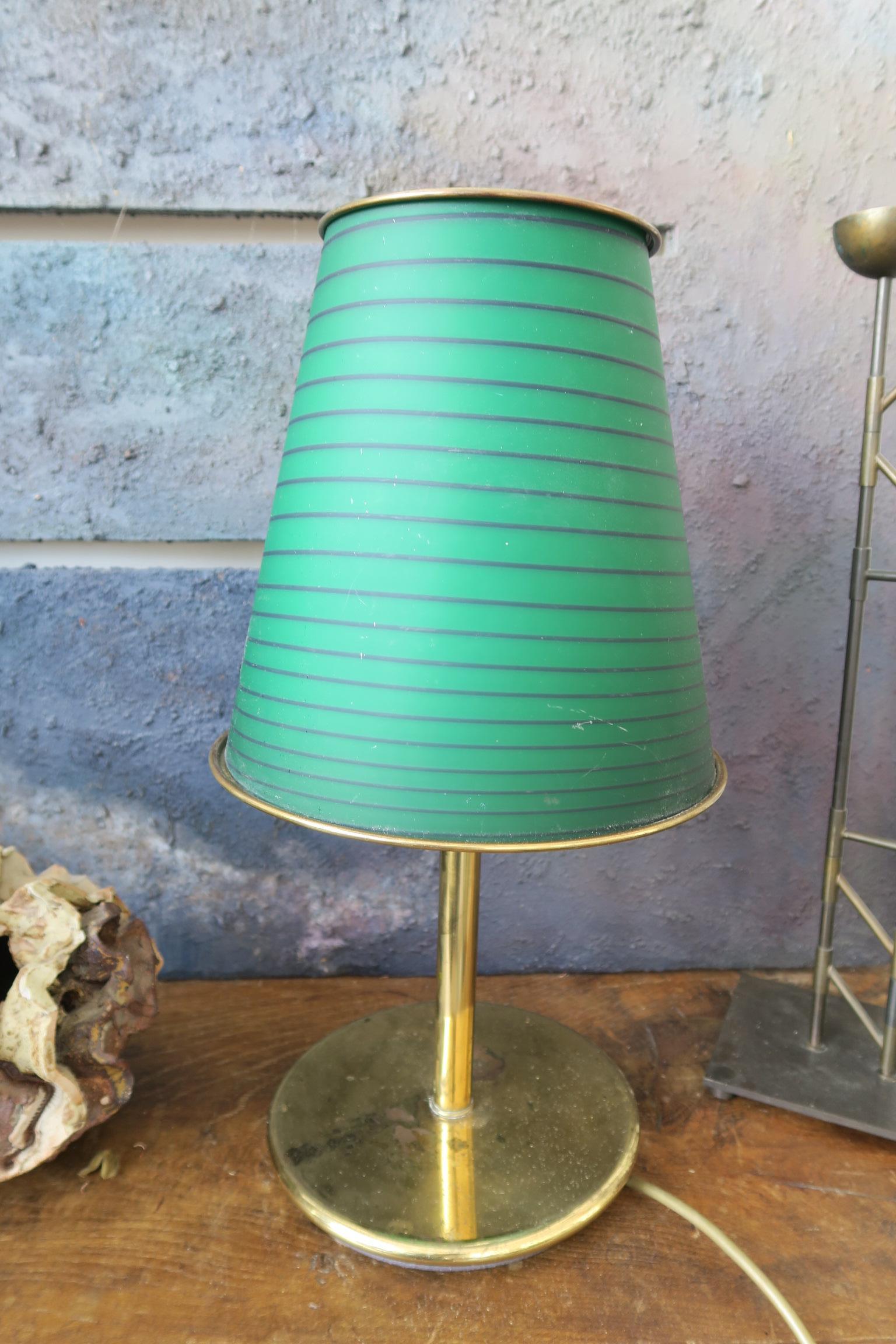 Ferronnerie Lampe de table en verre inconnue en laiton en vente