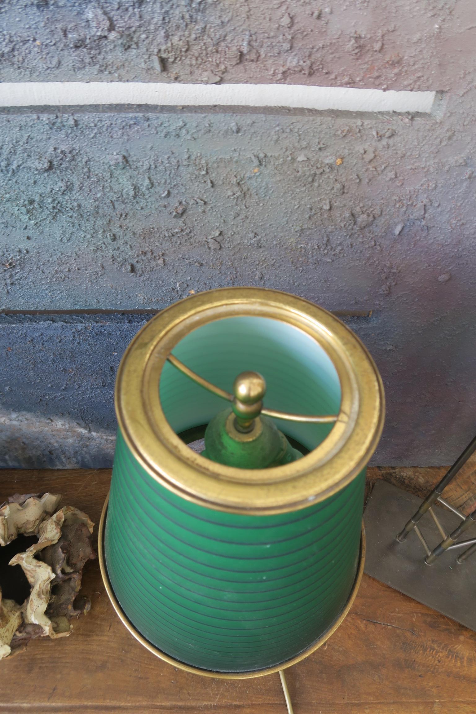 Lampe de table en verre inconnue en laiton en vente 1