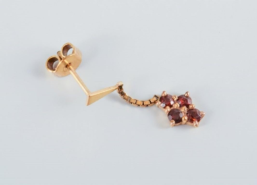 Unbekannter Goldschmied, ein Paar Ohrringe mit Halbedelsteinen verziert.
Unmarkiert.
Gemessen mit 14 Karat.
Maße: Gesamtlänge 27 mm.