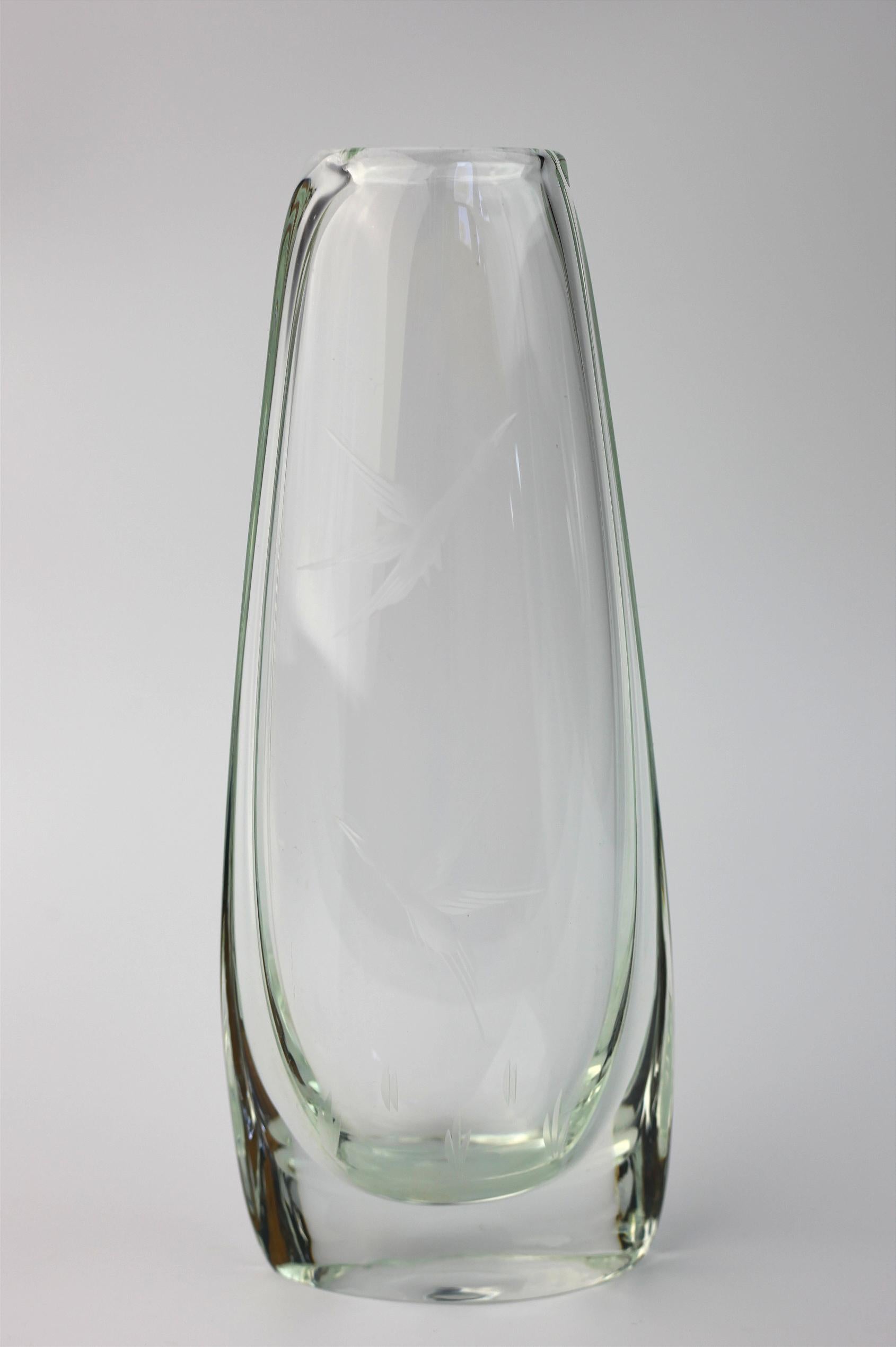 Swedish Mid-Century Modernist vase with two nice bird engravings 

It stands 24 cm tall and have a nice clean look. 

It could possibly be from the Orrefors glasswork factory but it is unknown.