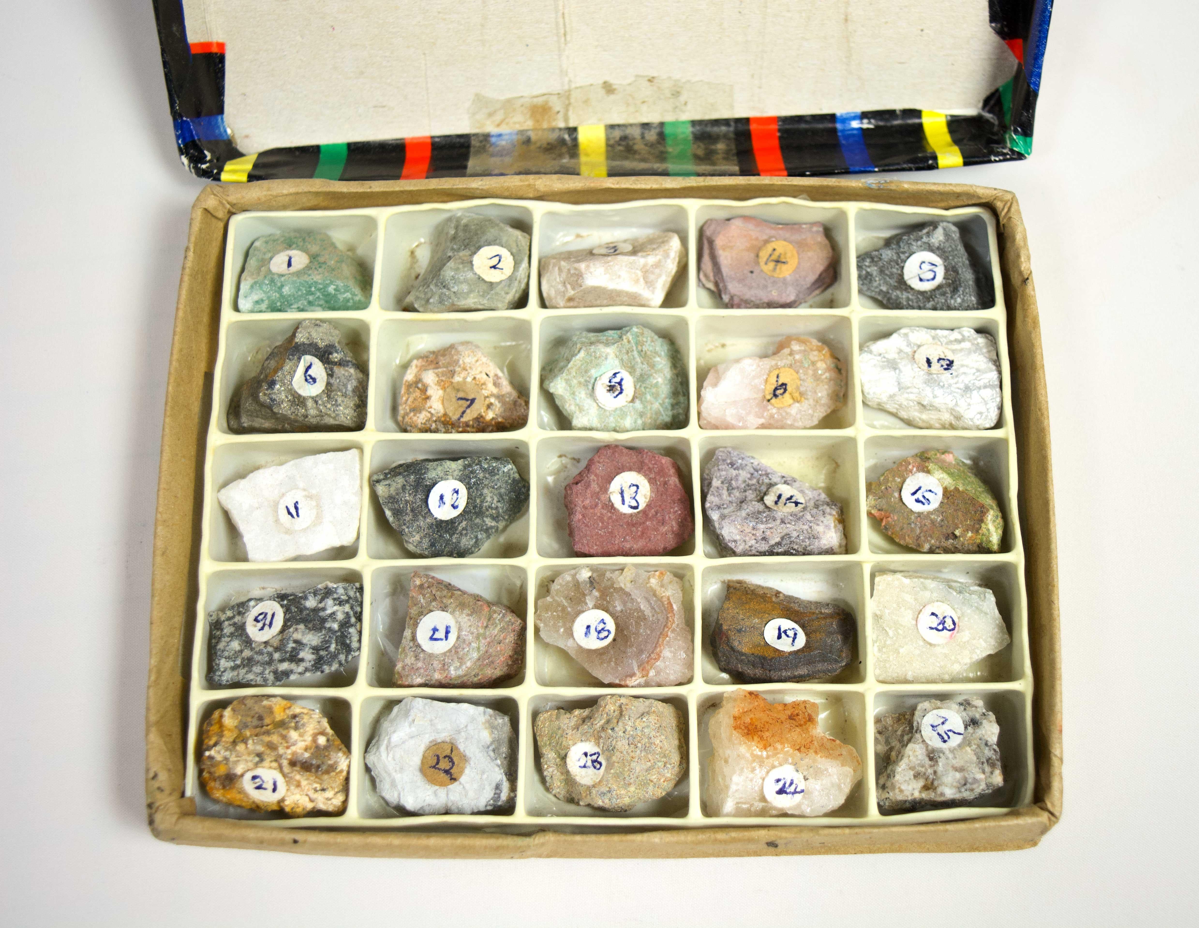 25 Shona Stone Samples with Specimen Box For Sale 1