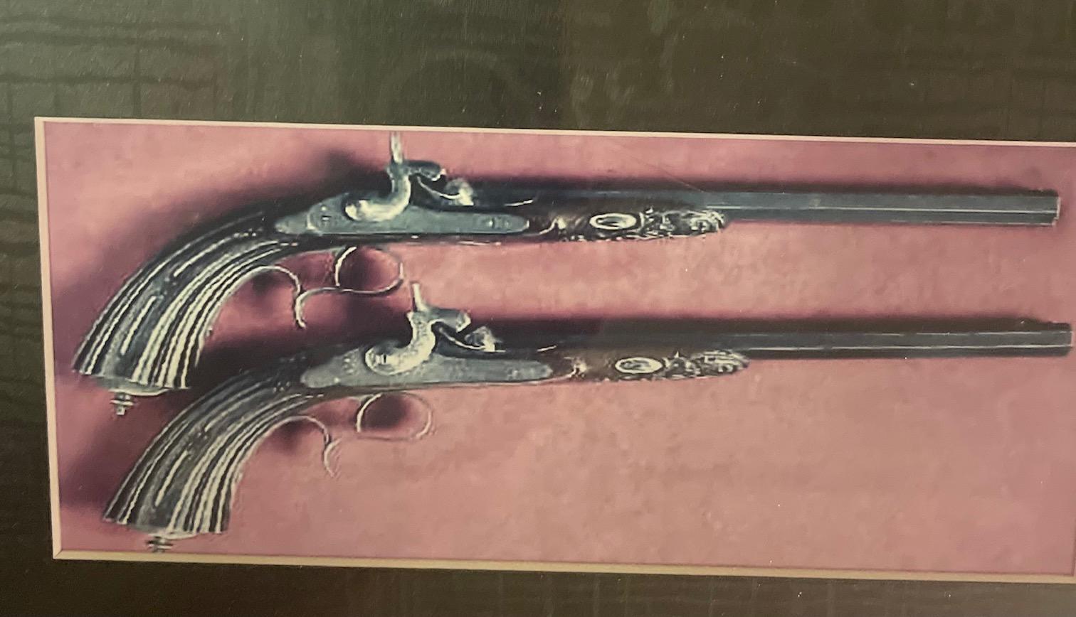 Le duel Hamilton/Burr de 1804 est l'un des actes de violence les plus célèbres de l'histoire américaine.   Cette pièce commémore leur duel et comprend une mèche de cheveux d'Aaron Burr ainsi qu'un morceau des lunettes qu'Alexander Hamilton portait
