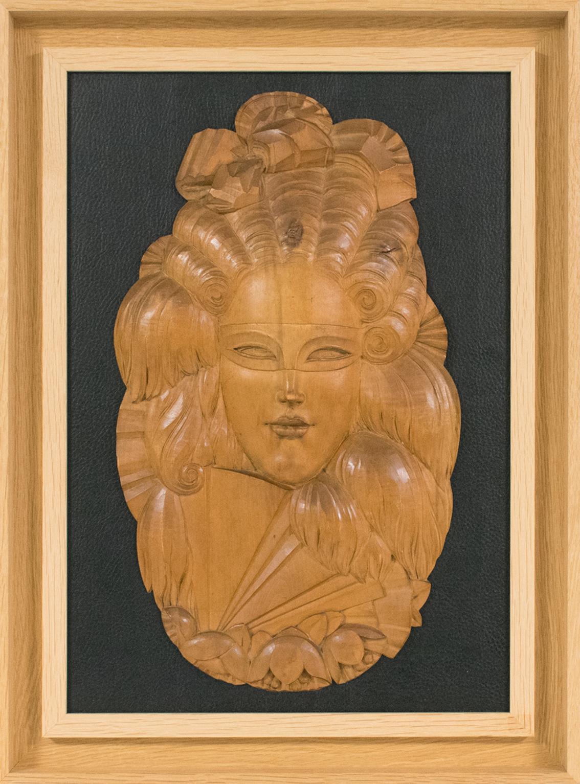Wandskulptur einer venezianischen Maske aus handgeschnitztem Holz im Art déco-Stil – Mixed Media Art von Unknown