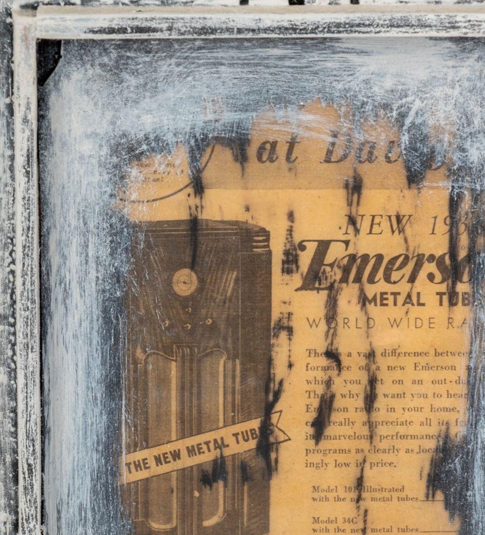 Bill Clark (estadounidense, XX-XXI), Ensamblaje de objetos encontrados sobre tablero, 2000, pintado en su totalidad de gris con placas, llaves de registro y otros objetos, inscripción 