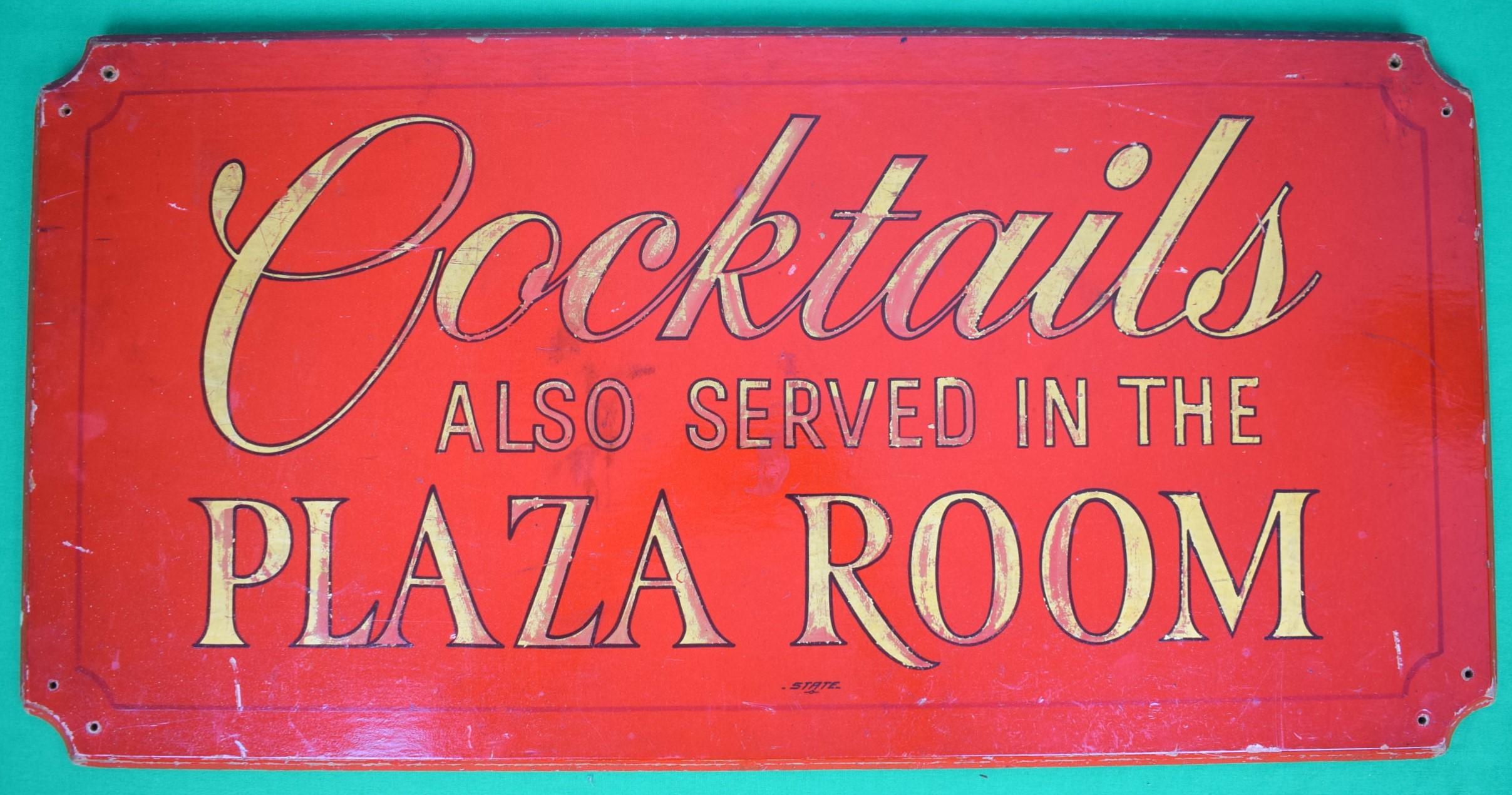 "Cocktails serviert im Plaza Room" c1940s Hand-Painted Wooden Sign – Mixed Media Art von Unknown