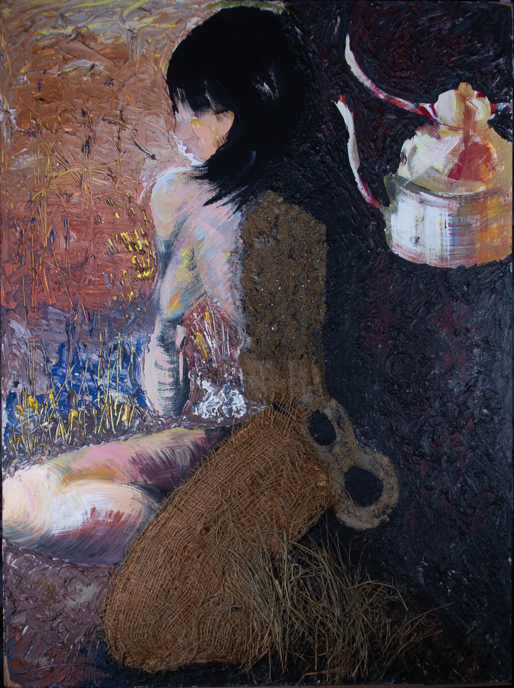 Un nu contemporain inhabituel aux techniques mixtes. L'artiste a utilisé un mélange d'huile, de peinture ménagère, de canevas, de sable et de paille pour créer la forme d'une jeune femme aux cheveux noirs, assise dans un intérieur sombre. Le tableau