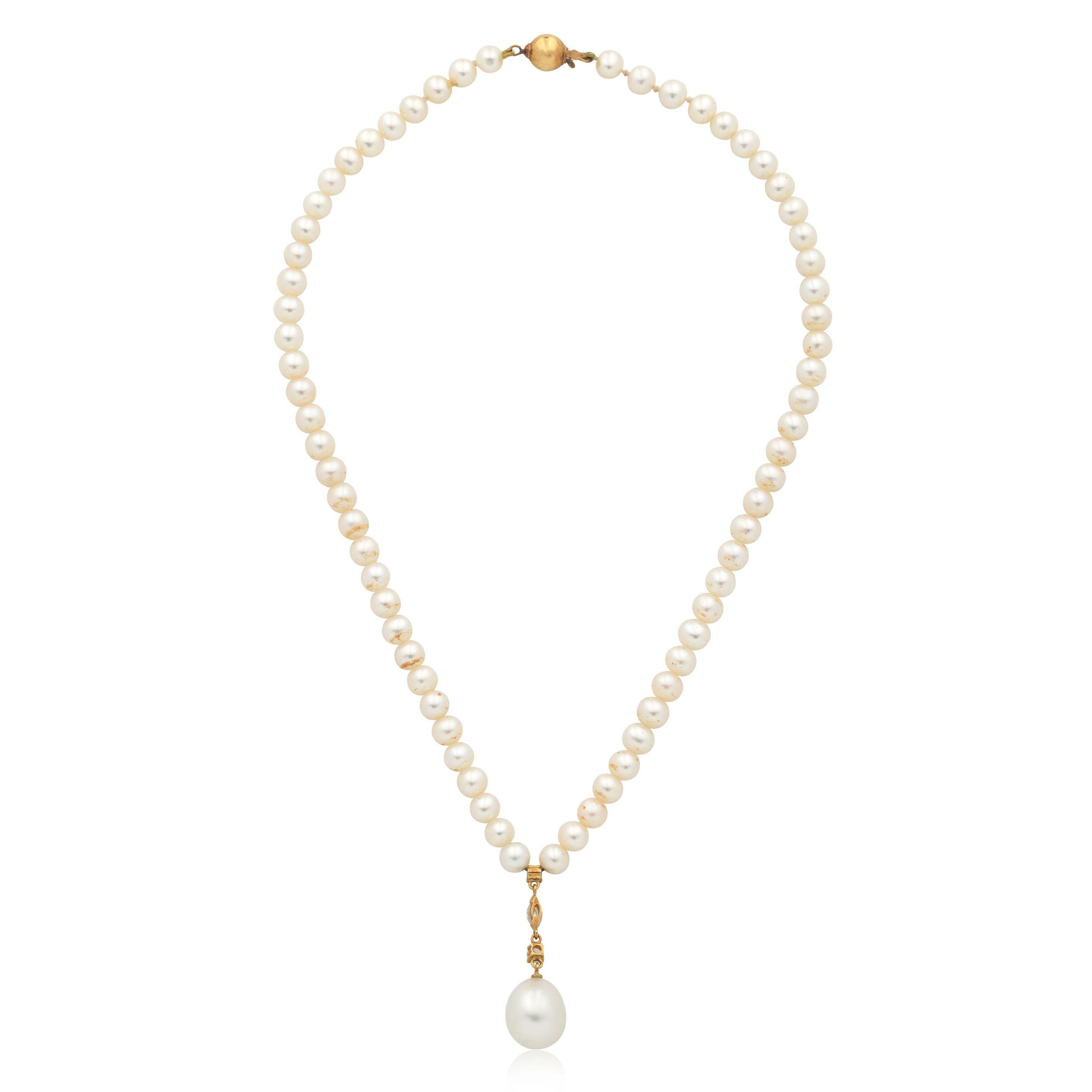 Perles de culture de 5,5 à 5,7 mm
Diamants taillés en marquise et en brillant, environ 0,25ct au total.
Longueurs : pendentif 3.0cm, collier 37.0cm
Poids : environ 18,0 g
