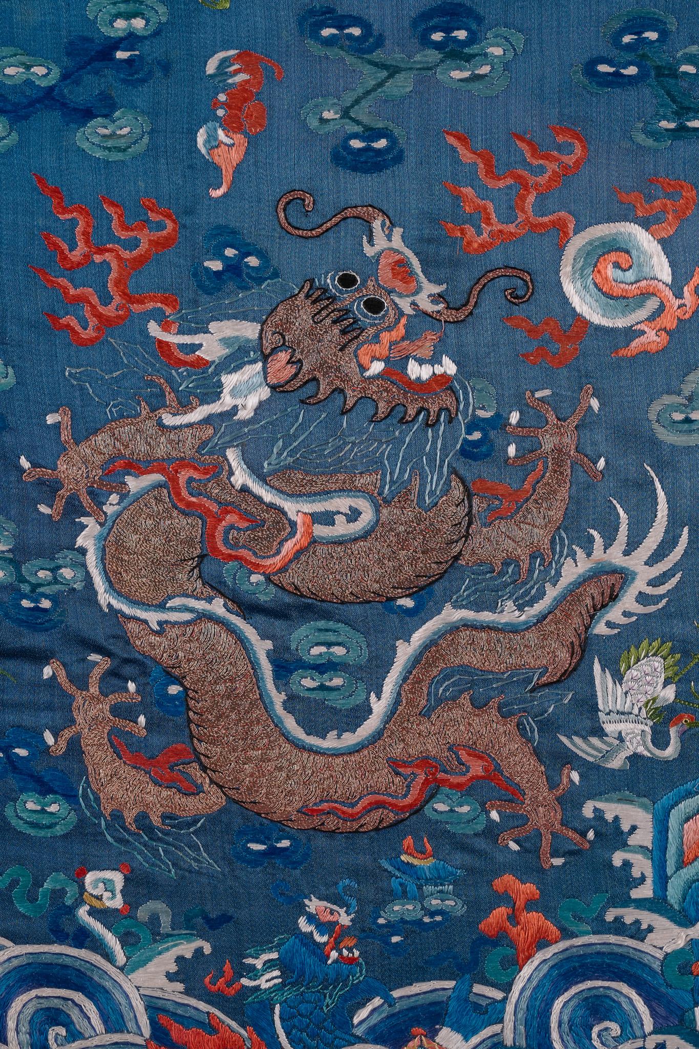 Questo pannello di drago blu della fine dei Qing conserva lo splendore e la rigida gerarchia dell'abbigliamento imperiale. Le vesti blu venivano indossate dagli imperatori per i rituali primaverili e autunnali, per i grandi banchetti o per le visite
