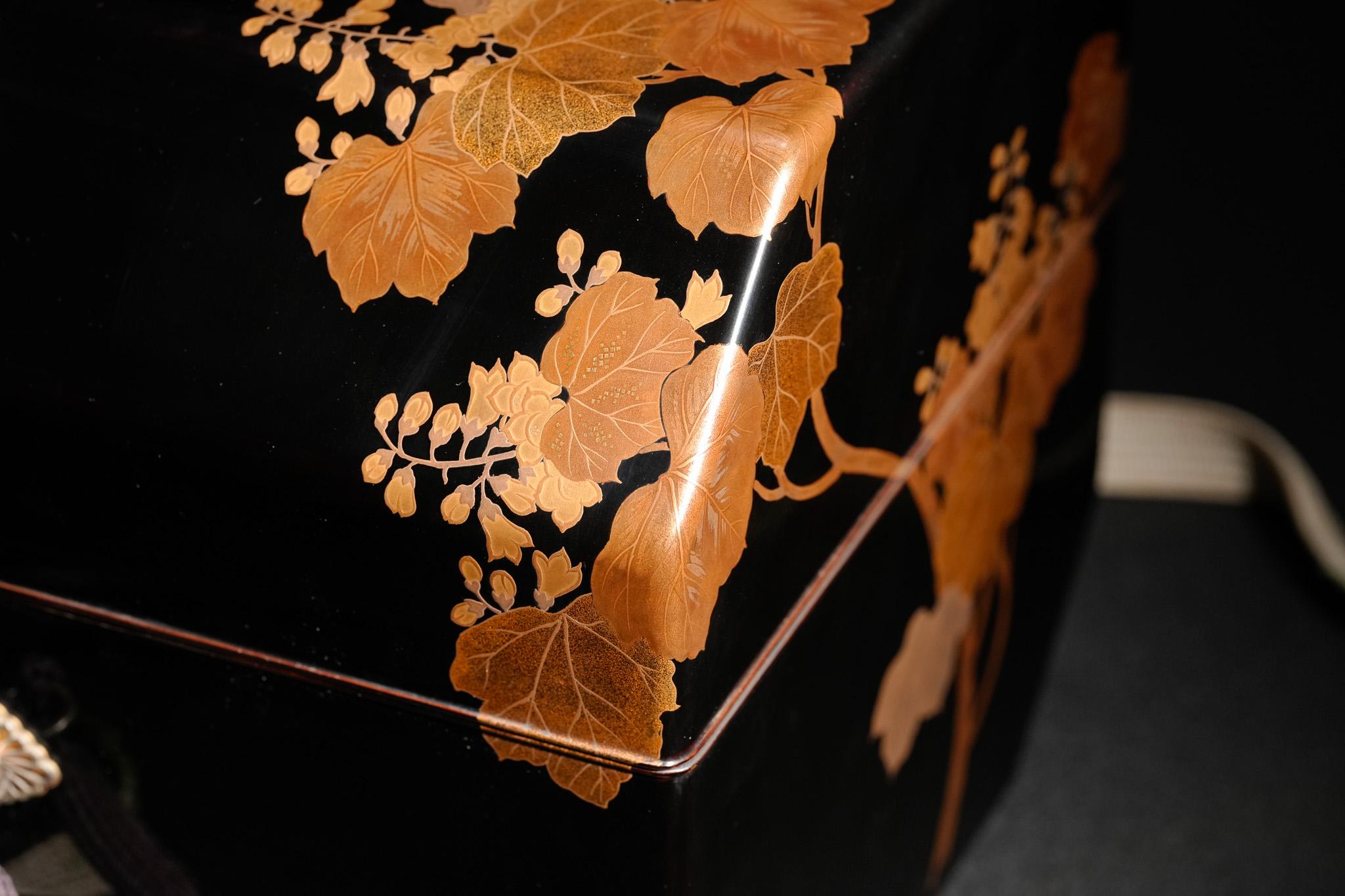 Edo-Period Maki-e Lacquer Drum Box with Phoenix and Paulownia For Sale 10