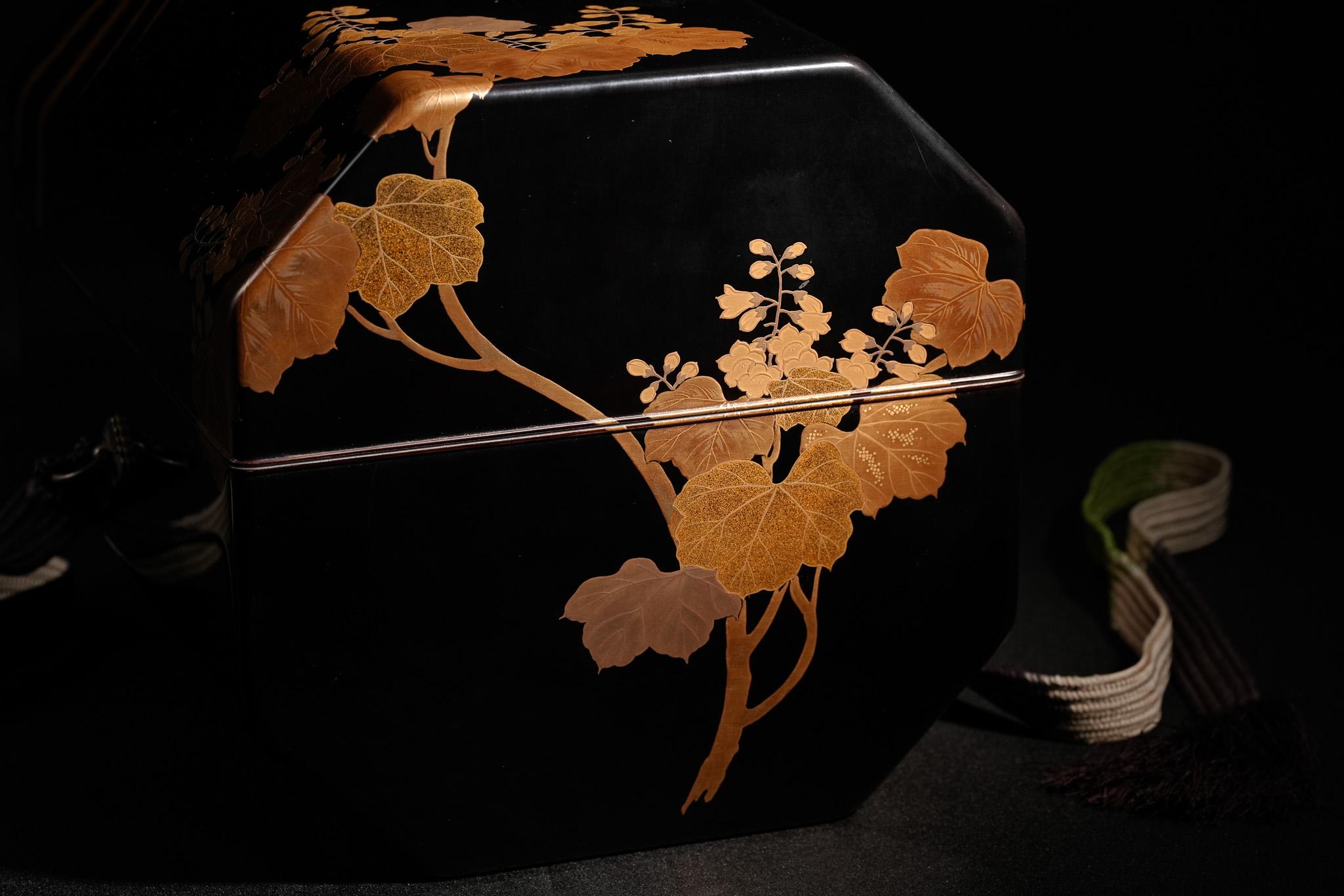 Edo-Period Maki-e Lacquer Drum Box with Phoenix and Paulownia For Sale 4