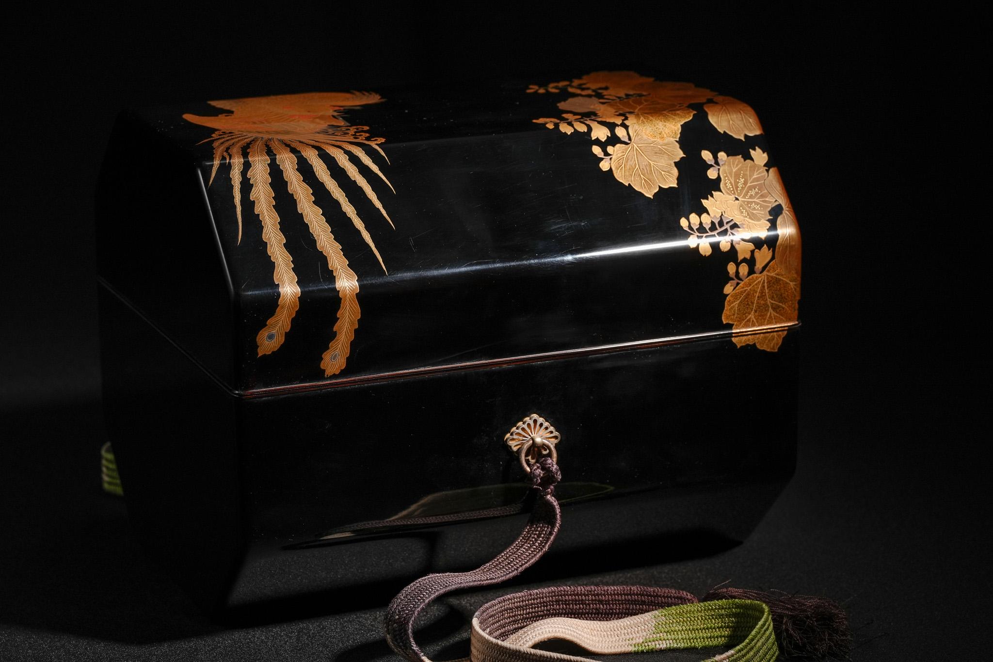 Edo-Period Maki-e Lacquer Drum Box with Phoenix and Paulownia For Sale 5