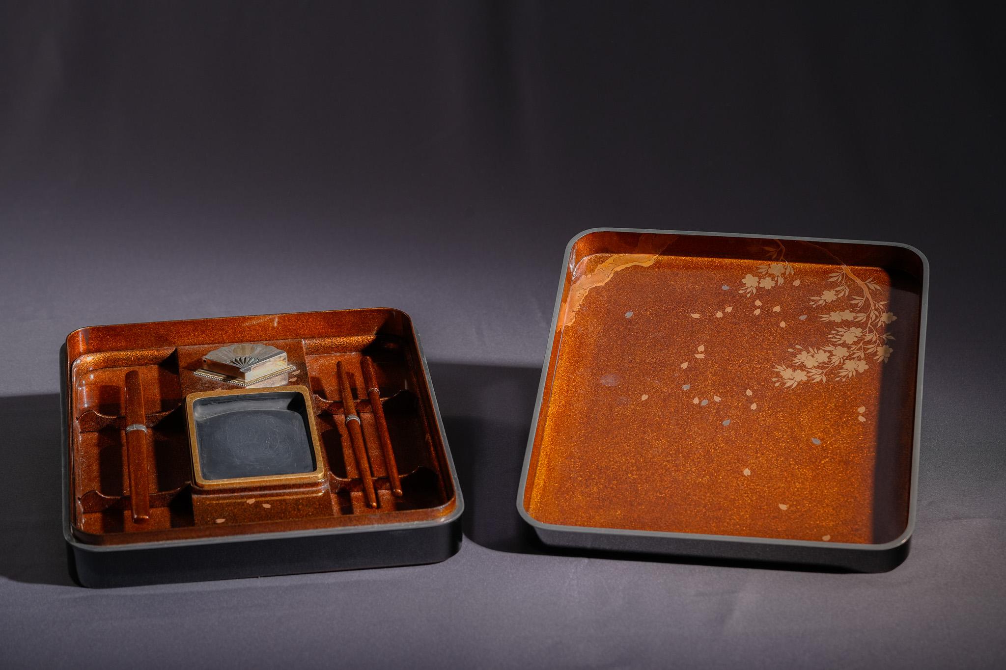 This writing box depicts the legendary Heian general Minamoto no Yoshiie, known as “Yawata Tarō,” charging into battle. Revered as a model of the warrior class and believed to be protected by the deity Hachiman, he gained fame through his valor in