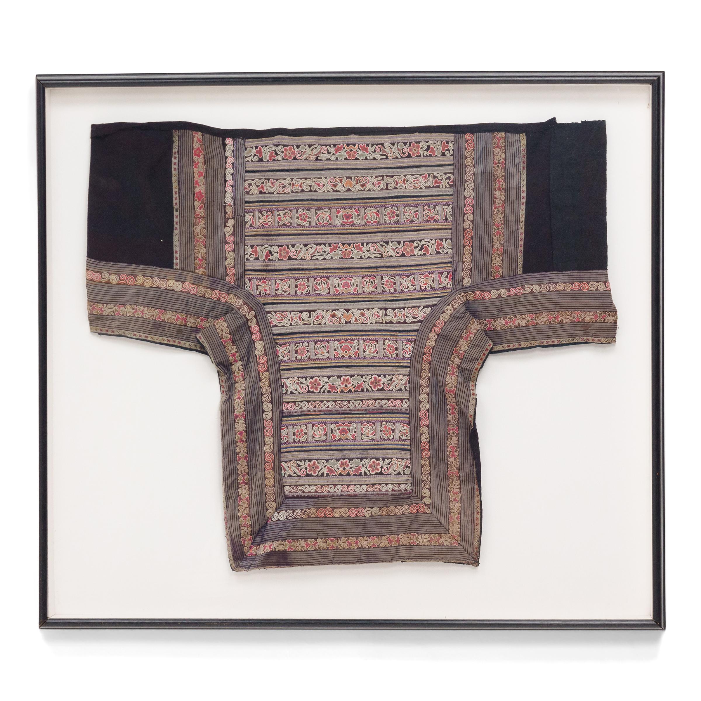 Besticktes Miao Baby Carrier-Textil (Volkskunst), Mixed Media Art, von Unknown