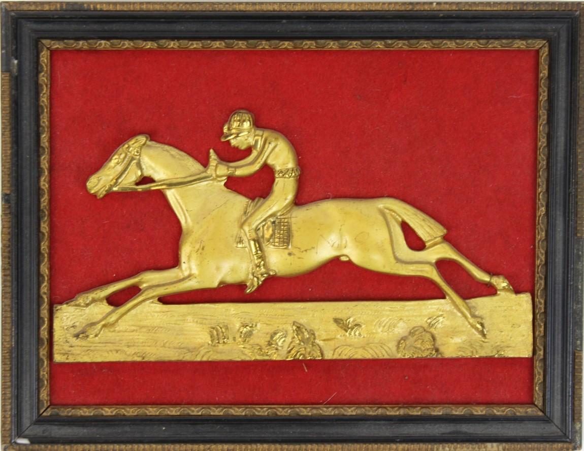Jockey anglais en laiton avec cheval de course en relief monté/encadré avec feutre rouge - Mixed Media Art de Unknown