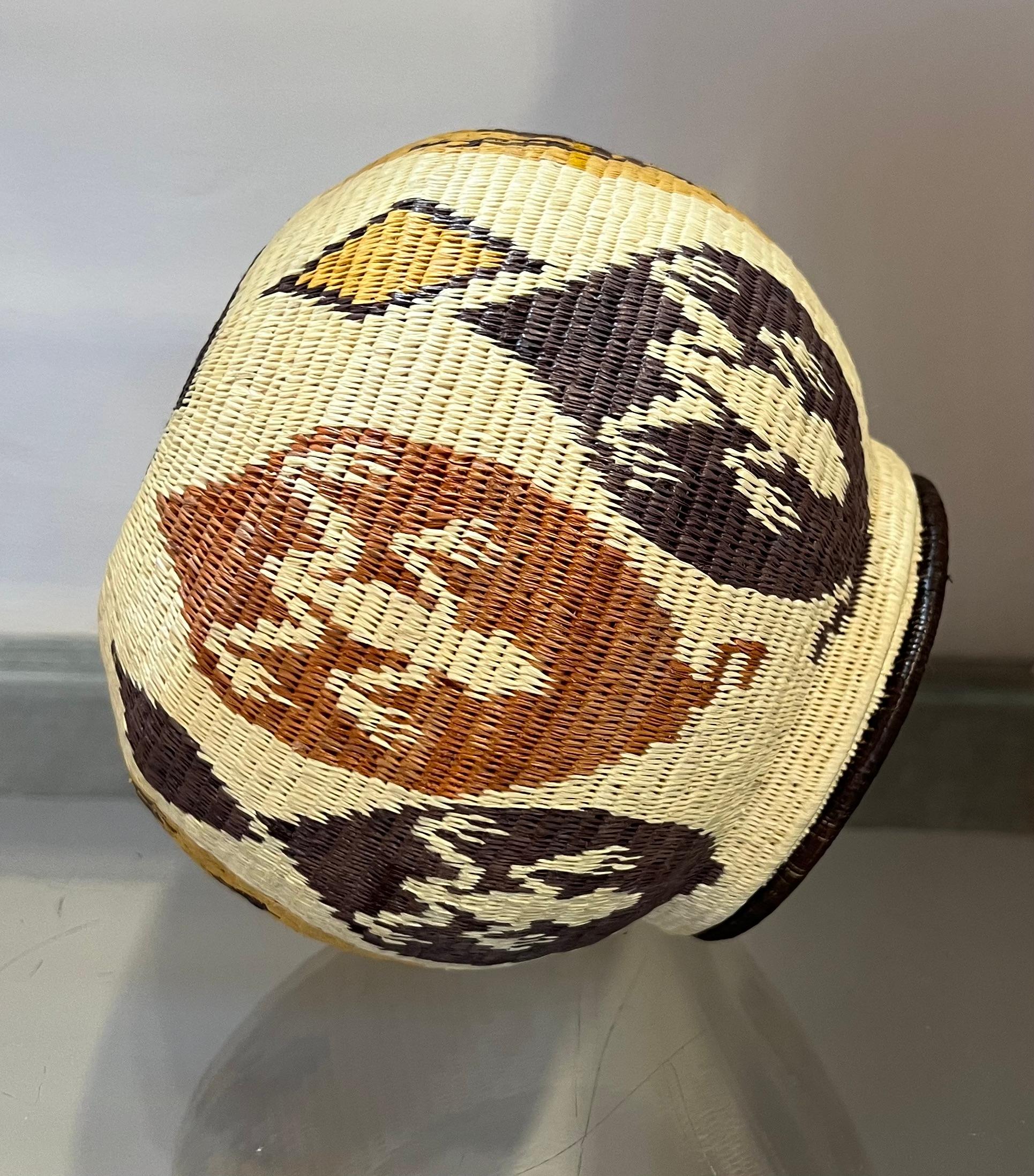 Frog and Spider Basket, Panama Rain Forest, Wounaan Tribe, handwoven, white, red For Sale 3
