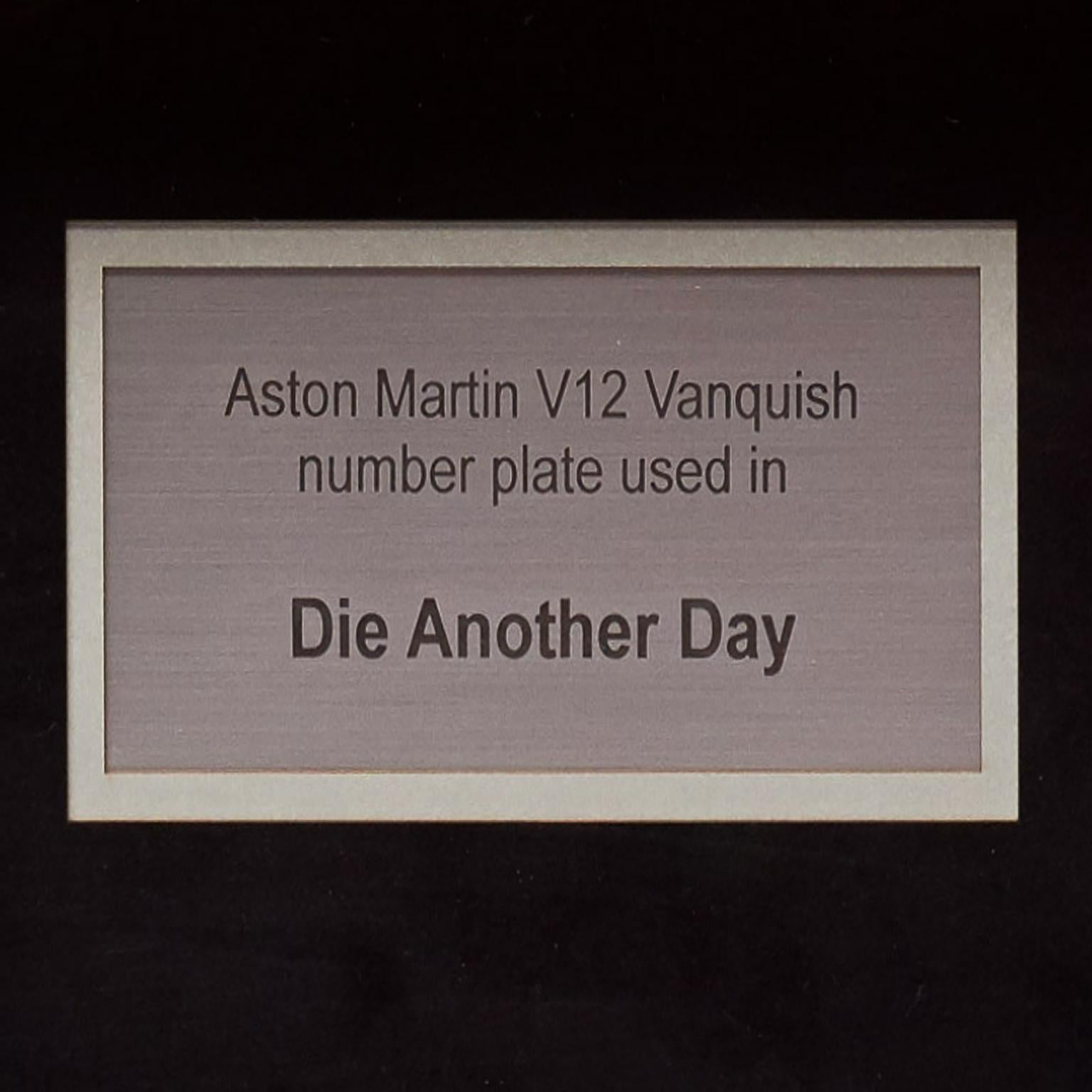 Eine atemberaubende und völlig einzigartige Schattenbox-Präsentation zum zwanzigsten Film der legendären James-Bond-Filmreihe, Die Another Day (2002). Die Schattenbox zeigt das Original-Nummernschild des Aston Martin Vanquish von James Bond, das bei
