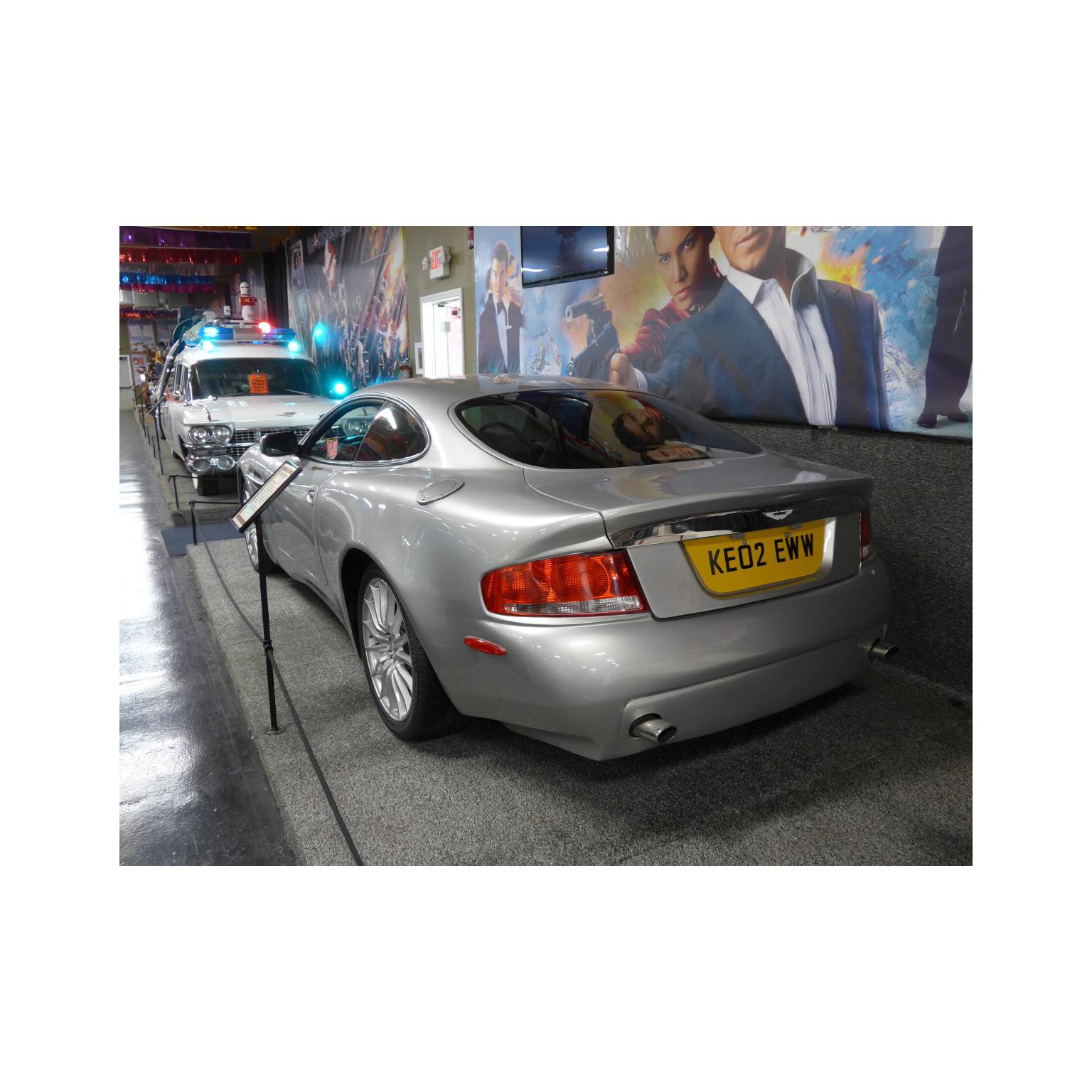 James Bond „Die Another Day“ Aston Martin Vanquish Nummernteller-Ausstellung – Pop Art 2