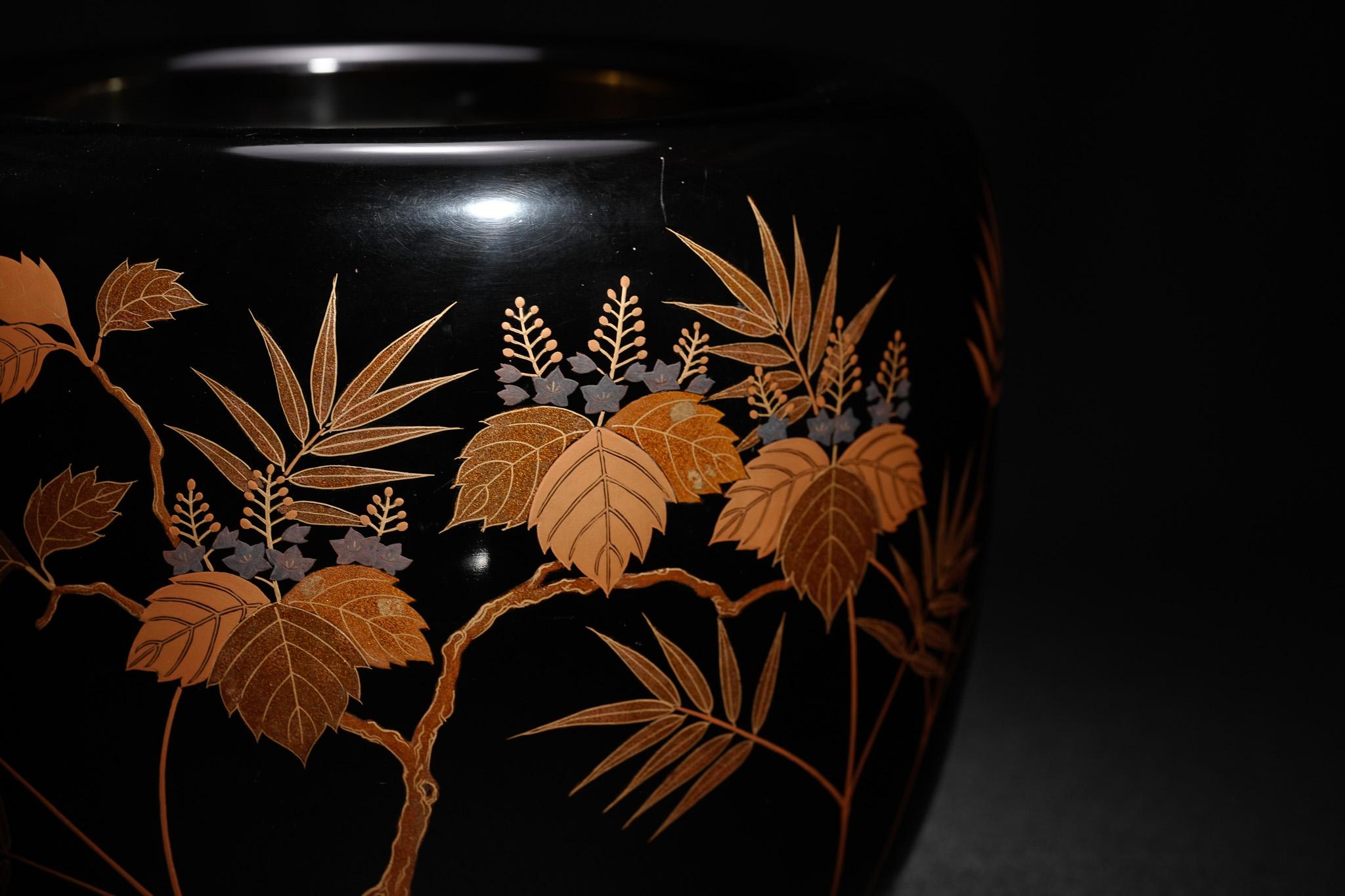 This hand-warming hibachi fire bowl is finished in black lacquer, adorned with gold maki-e depicting paulownia leaves and slender bamboo intertwining in graceful harmony. The flowing lines and layered composition evoke refinement and dignity. Its
