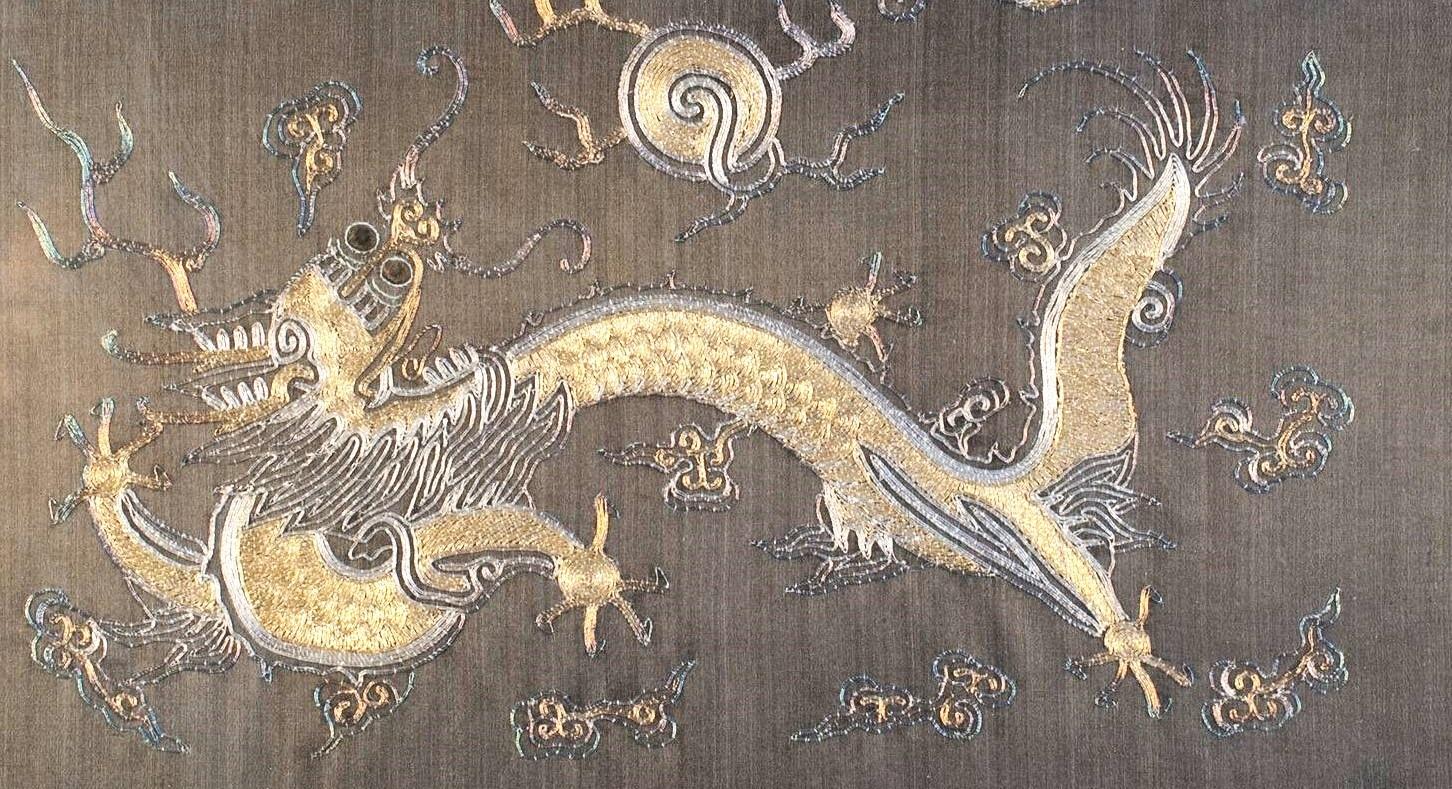 Ricamo in seta cinese della fine del XIX secolo con fili d'oro, d'argento e colorati, raffigurante due draghi finemente dettagliati e altri simboli vari. Gli artigli del drago sono a cinque dita. Presentato in una bella cornice d'epoca in legno nero