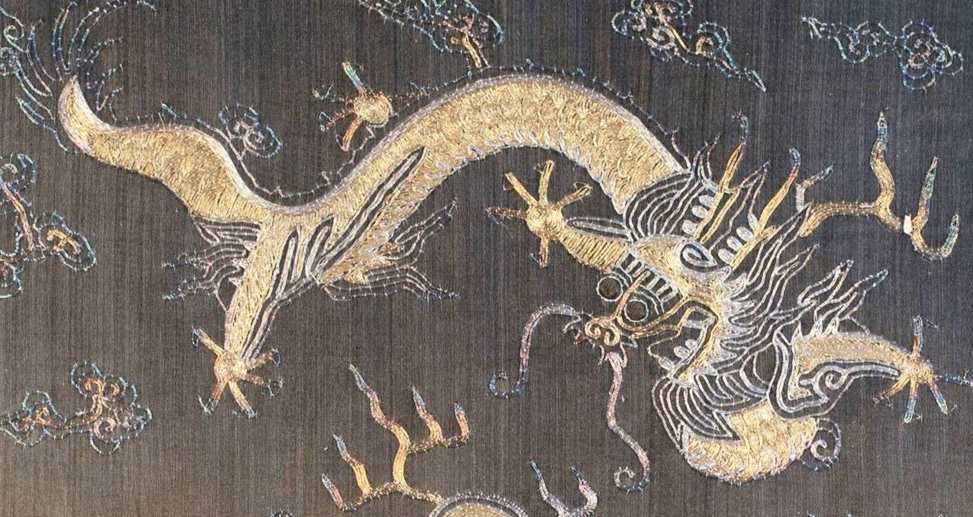 XIX sec. Ricamo di drago in seta cinese con fili d'oro e di metallo colorato in vendita 1