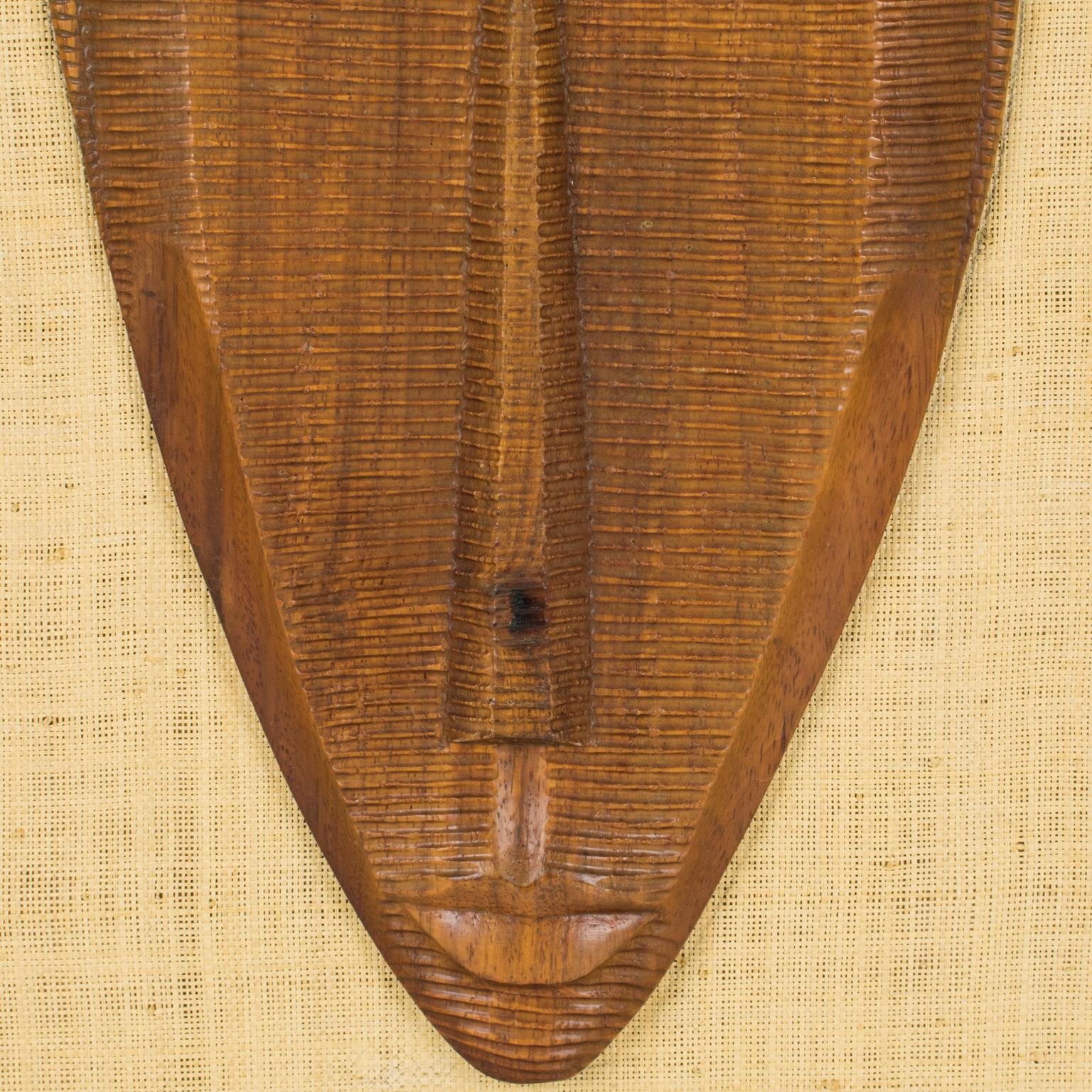 Mitte des Jahrhunderts geschnitzt Wood Relief Maske Wandskulptur Panel, ein Paar im Angebot 5