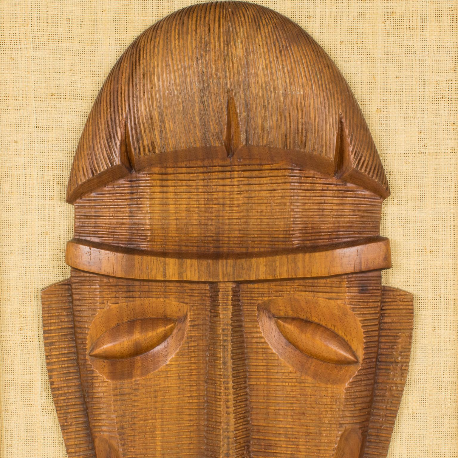 Mitte des Jahrhunderts geschnitzt Wood Relief Maske Wandskulptur Panel, ein Paar im Angebot 6