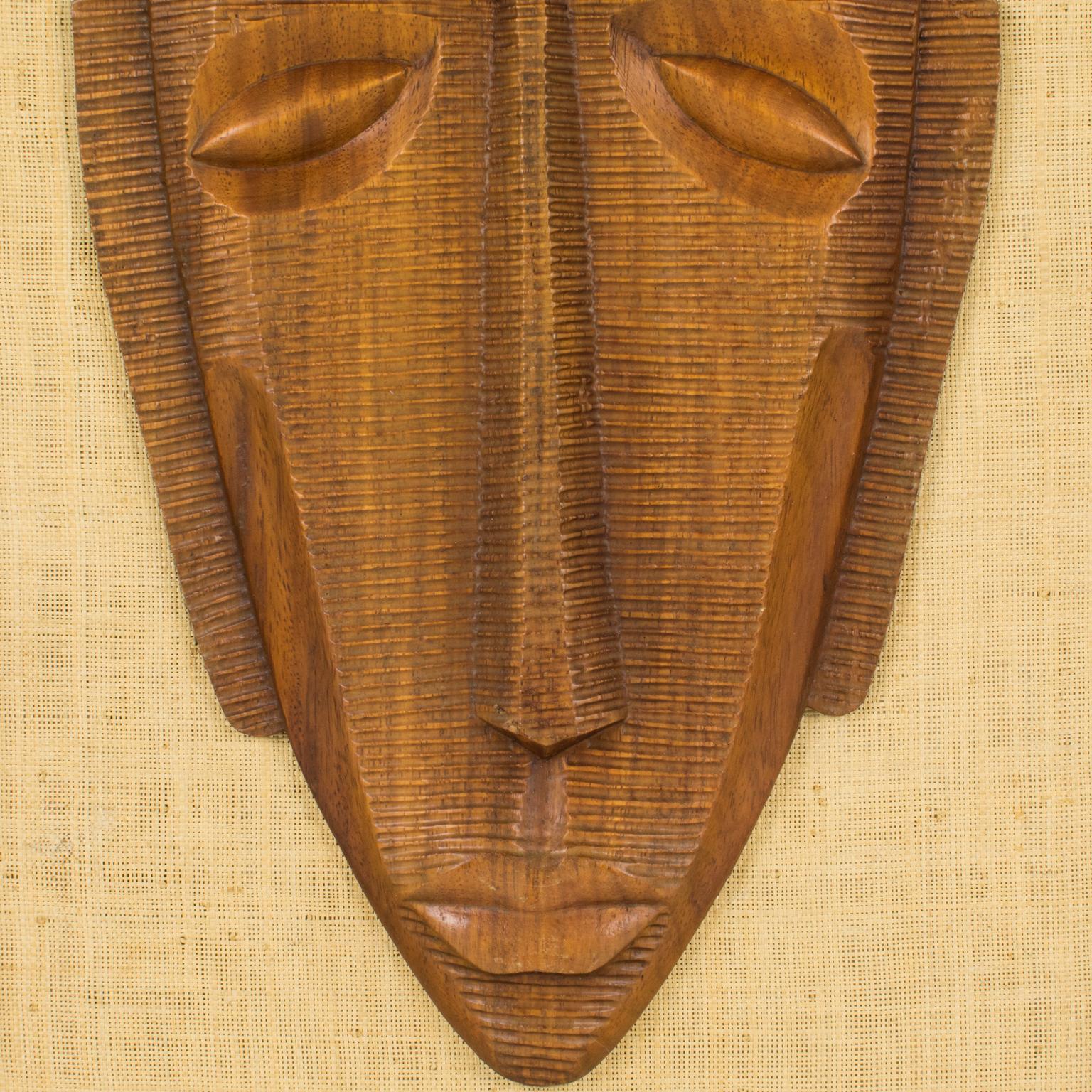 Mitte des Jahrhunderts geschnitzt Wood Relief Maske Wandskulptur Panel, ein Paar im Angebot 7