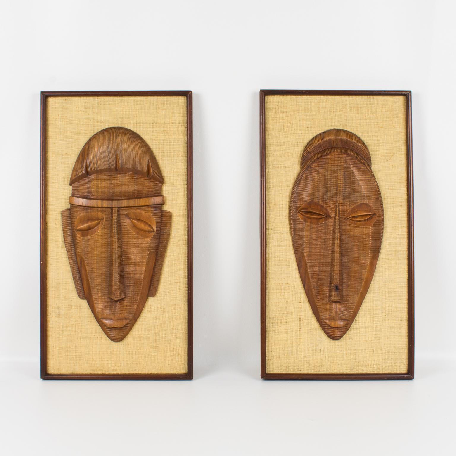 Mitte des Jahrhunderts geschnitzt Wood Relief Maske Wandskulptur Panel, ein Paar (Braun), Figurative Sculpture, von Unknown