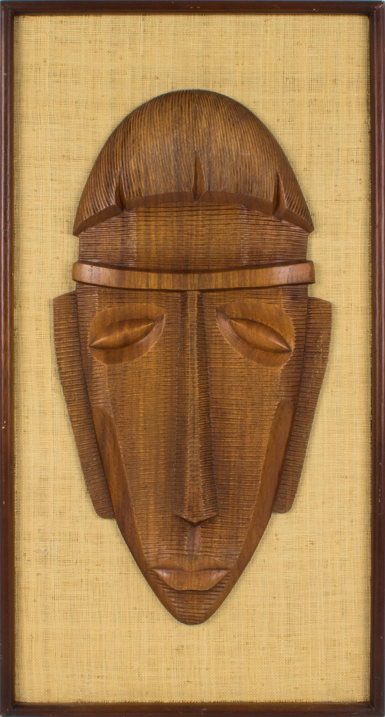 Mitte des Jahrhunderts geschnitzt Wood Relief Maske Wandskulptur Panel, ein Paar im Angebot 1