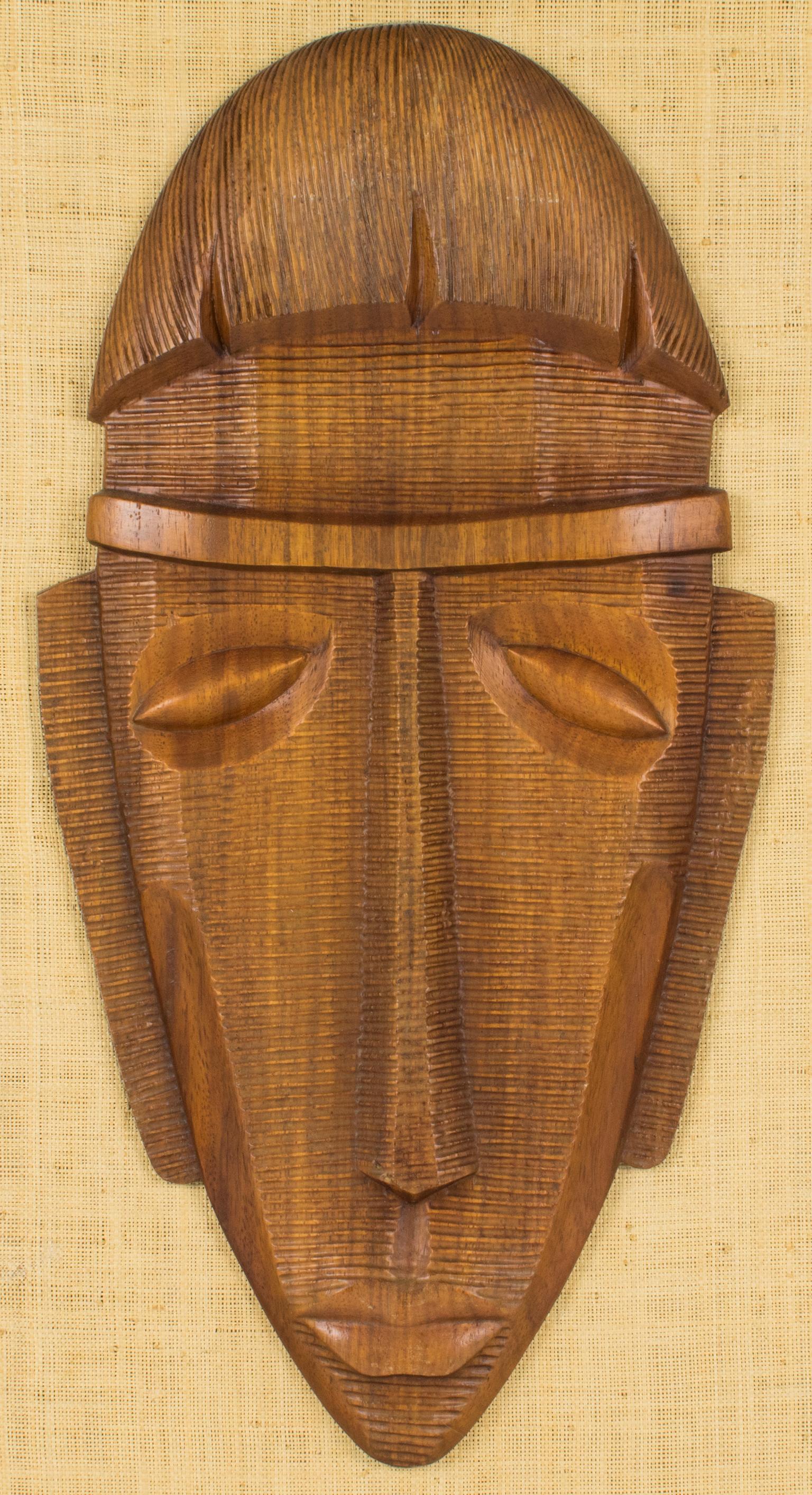 Mitte des Jahrhunderts geschnitzt Wood Relief Maske Wandskulptur Panel, ein Paar im Angebot 3