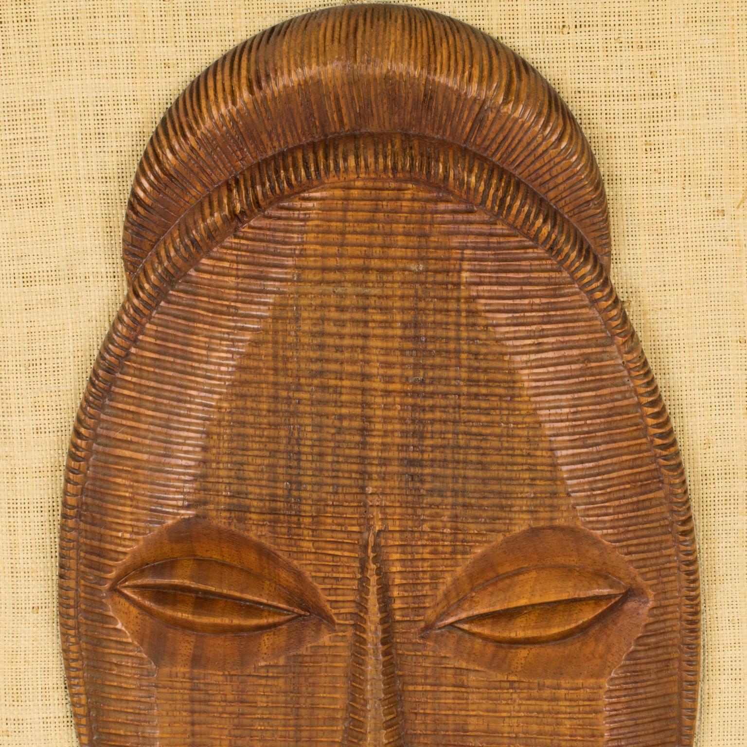 Mitte des Jahrhunderts geschnitzt Wood Relief Maske Wandskulptur Panel, ein Paar im Angebot 4