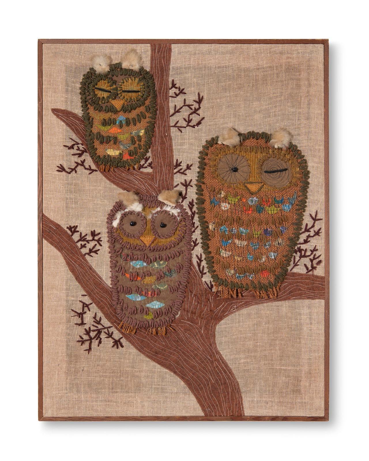 Œuvre d'art textile brodée d'un hibou, datant du milieu du siècle dernier, brodée à la main, années 1960 - Modernisme américain Mixed Media Art par Unknown