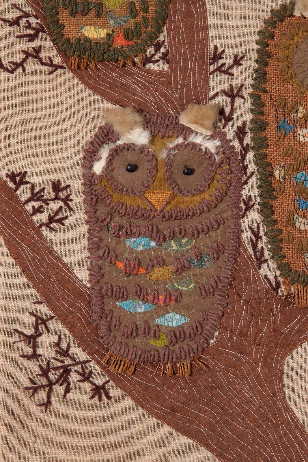 Tissu classique brodé à la créole d'un hibou dans son cadre d'origine.