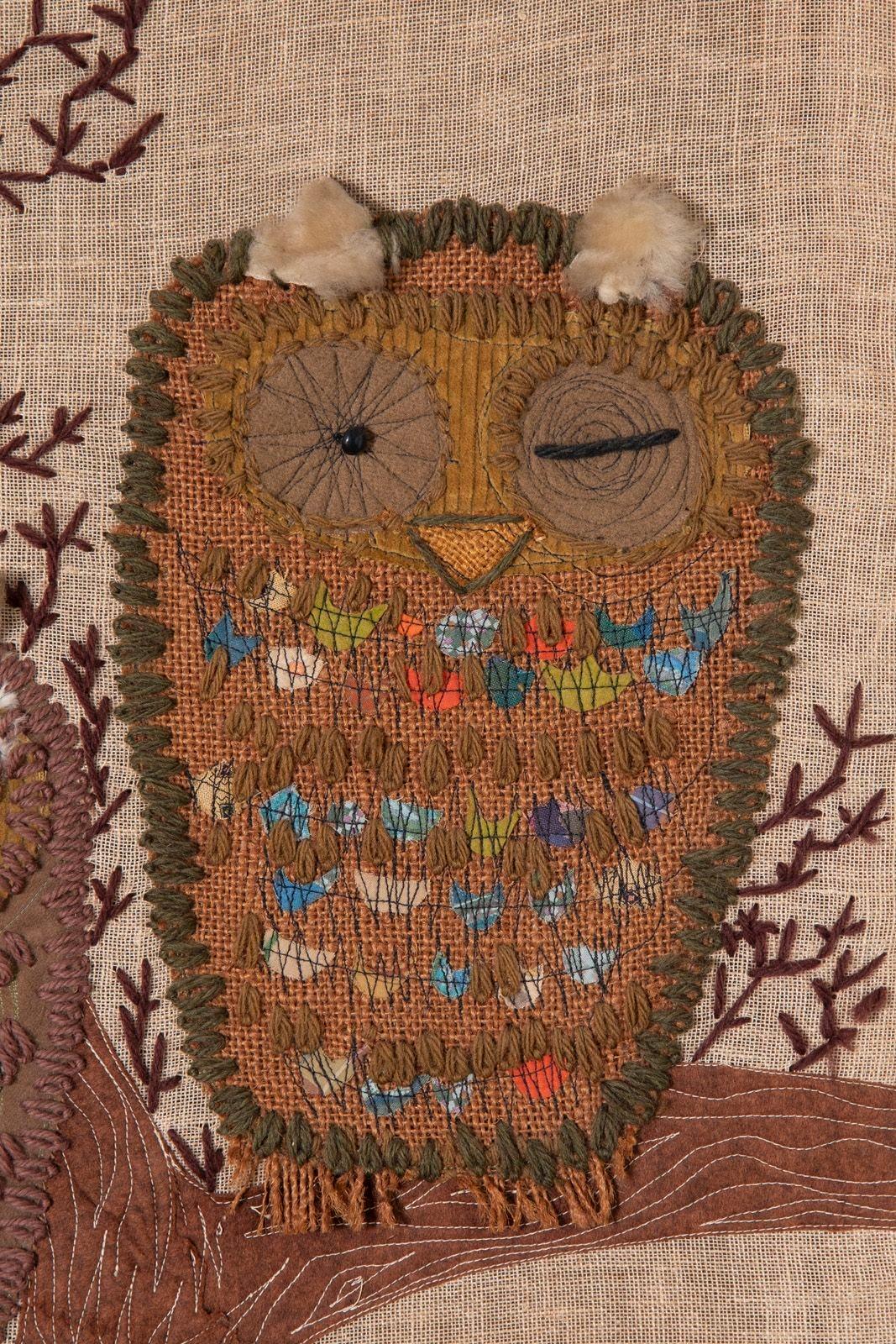 Œuvre d'art textile brodée d'un hibou, datant du milieu du siècle dernier, brodée à la main, années 1960 en vente 1