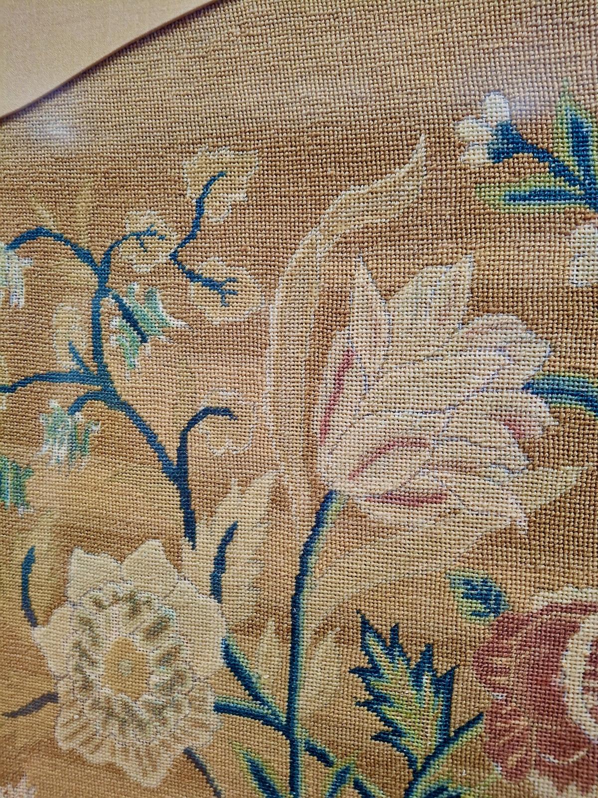 Kannst du das tun? (ohne Training seit dem Vorpubertätsalter?). Petit point bedeutet aus dem Französischen übersetzt so viel wie winzige Pünktchen. Denken Sie an Pixel. Um eine so flüssige Komposition zu erreichen, ist eine sehr feinmaschige Basis