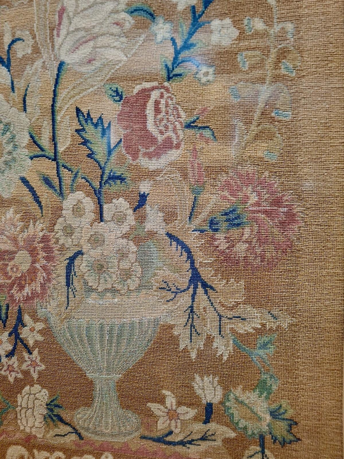 Ein Paar Petit-Point-Stickereien im Angebot 4