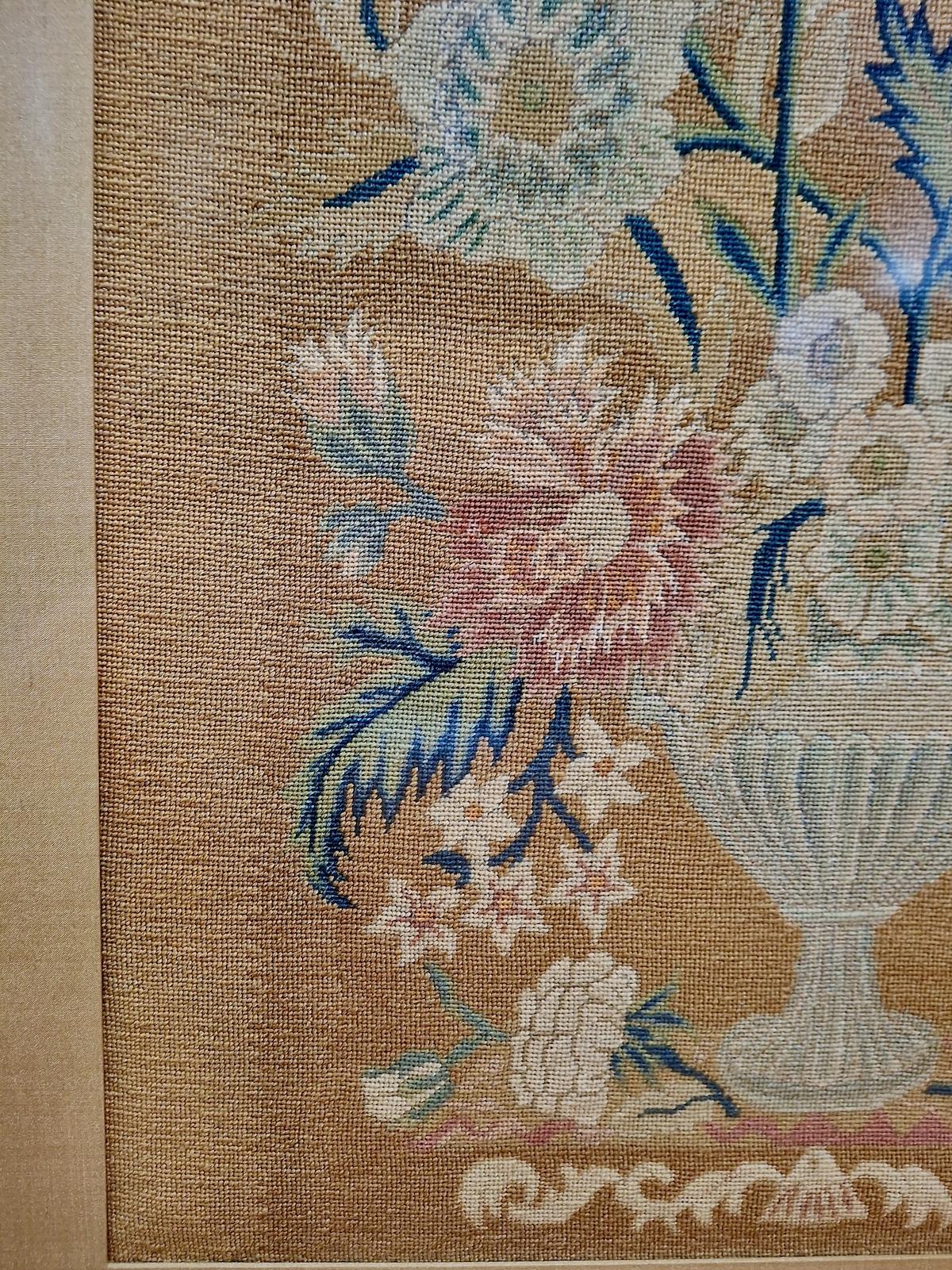 Ein Paar Petit-Point-Stickereien im Angebot 5