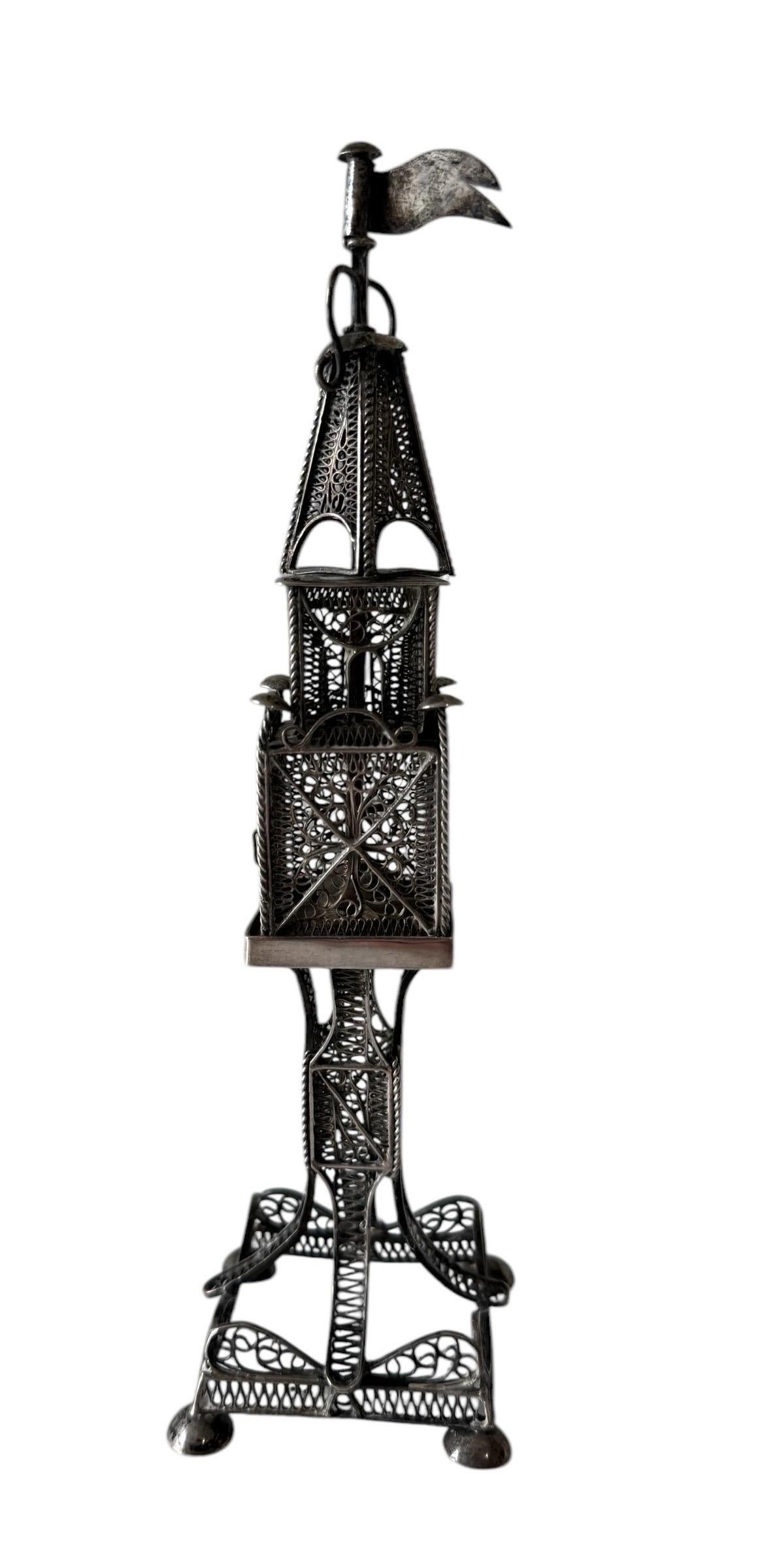 Tour à épices en argent austro-hongrois ancienne, exceptionnelle, fine et impressionnante ; 
Cette magnifique boîte est munie d'une porte à charnière et est entièrement poinçonnée.
Le pied de forme carrée est orné d'un décor filigrané et soutenu par