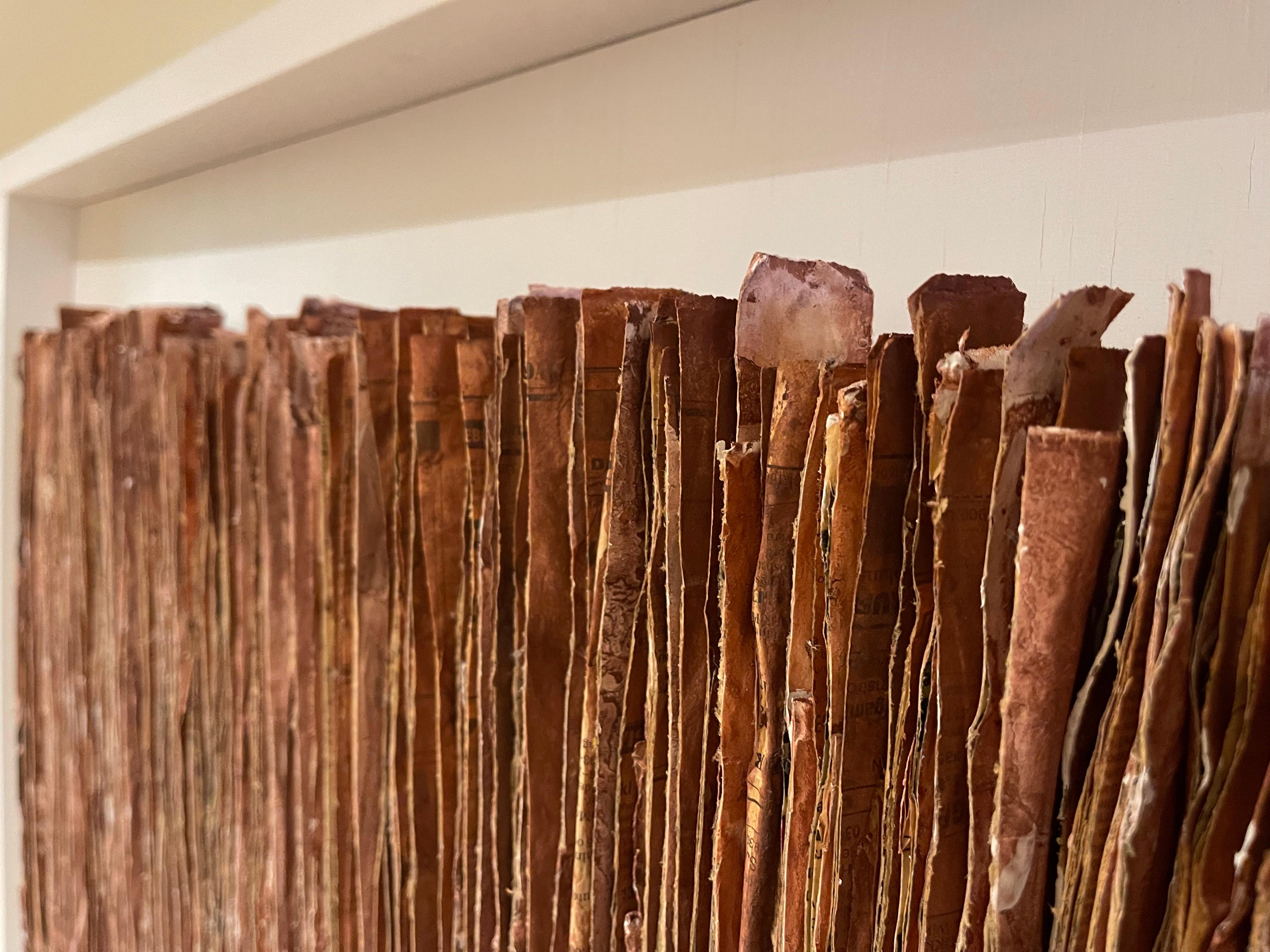 Gran Ensamblaje Contemporáneo De Papel En Cálido Color Marrón Granate Por Bo SällStröm 1